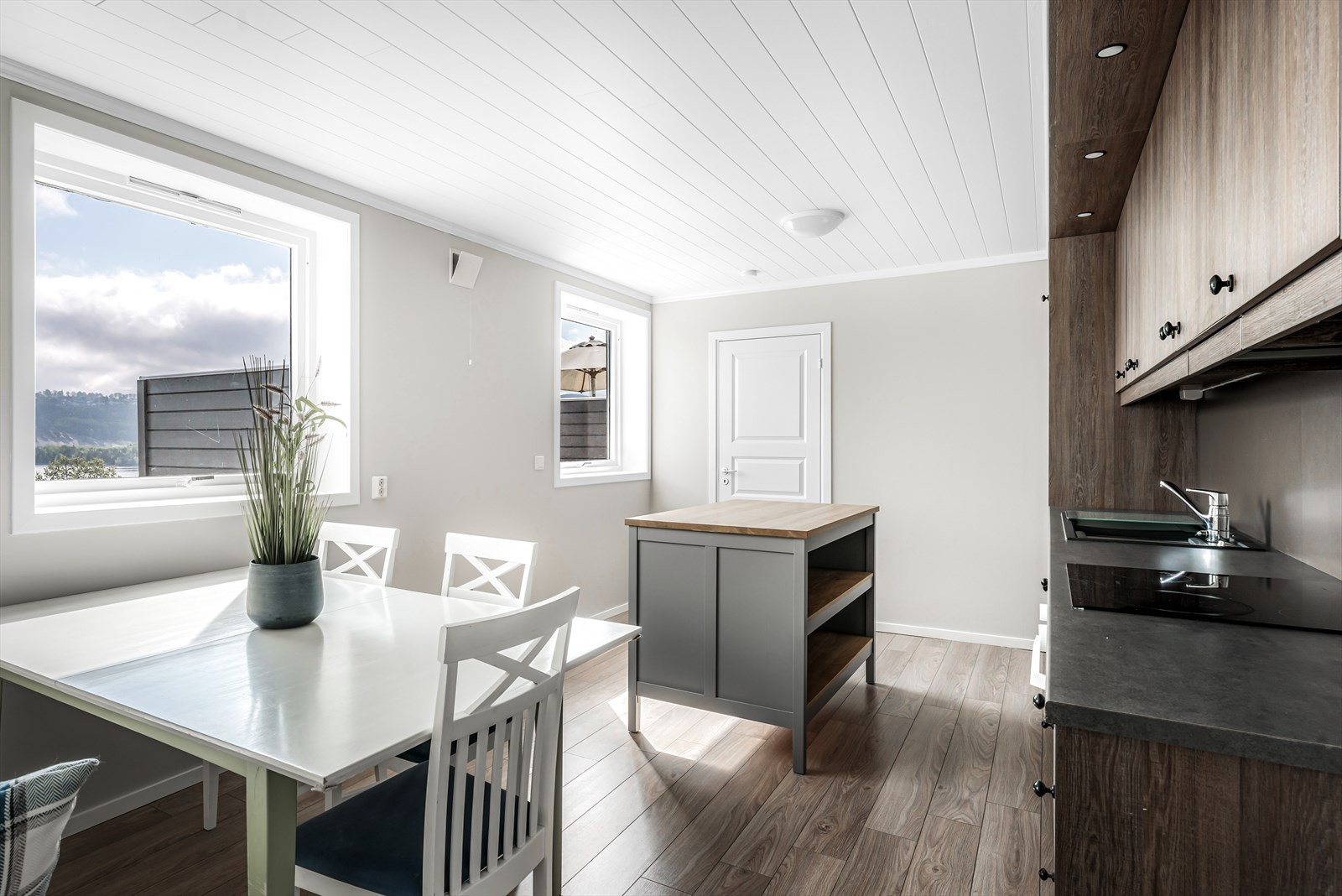 Kjøkkenet med utsikt mot fjorden.