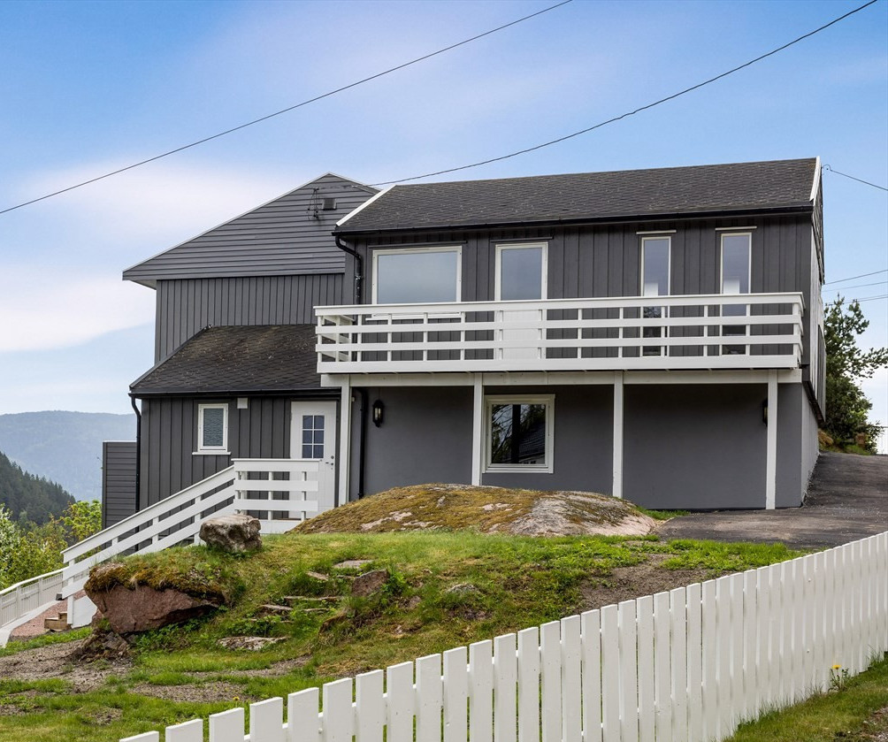 Fasade med egen inngang, 2 parkeringsplasser og hage