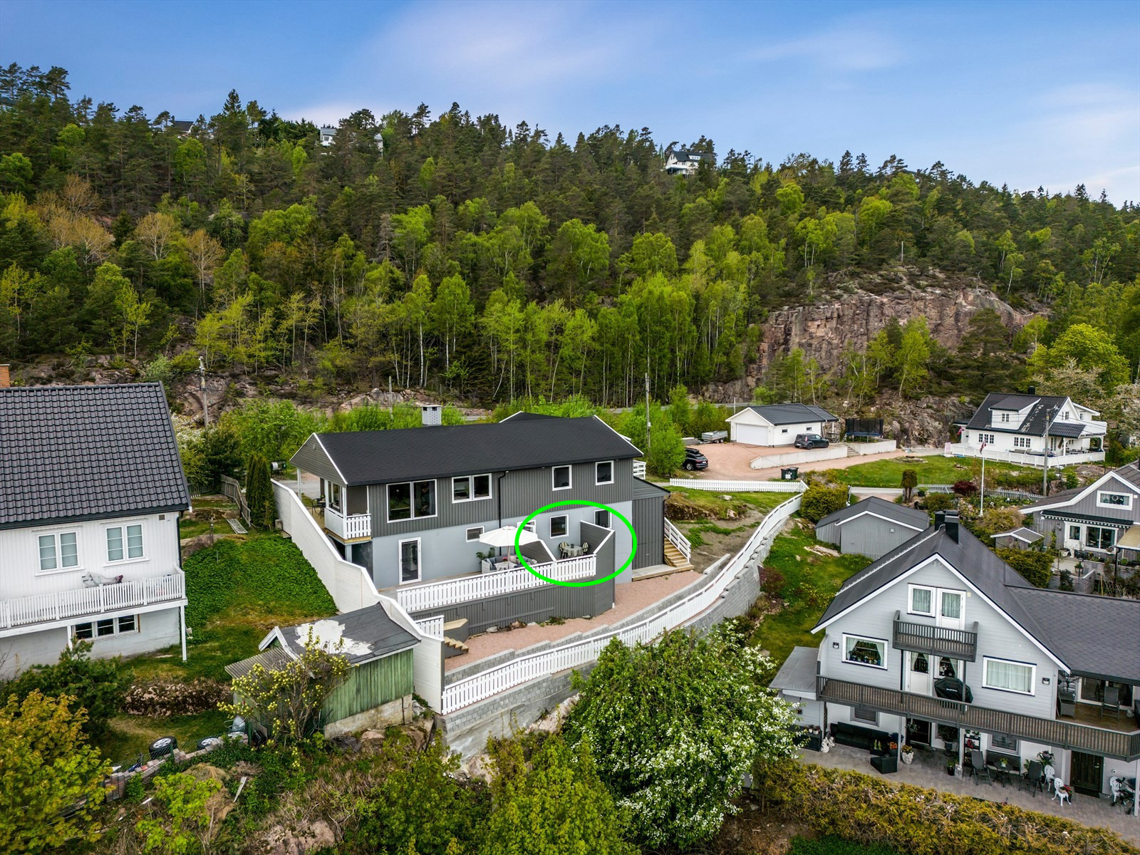 Kjøkkenet og soverom 2 ligger i underetasjen av hovedleiligheten i huset.