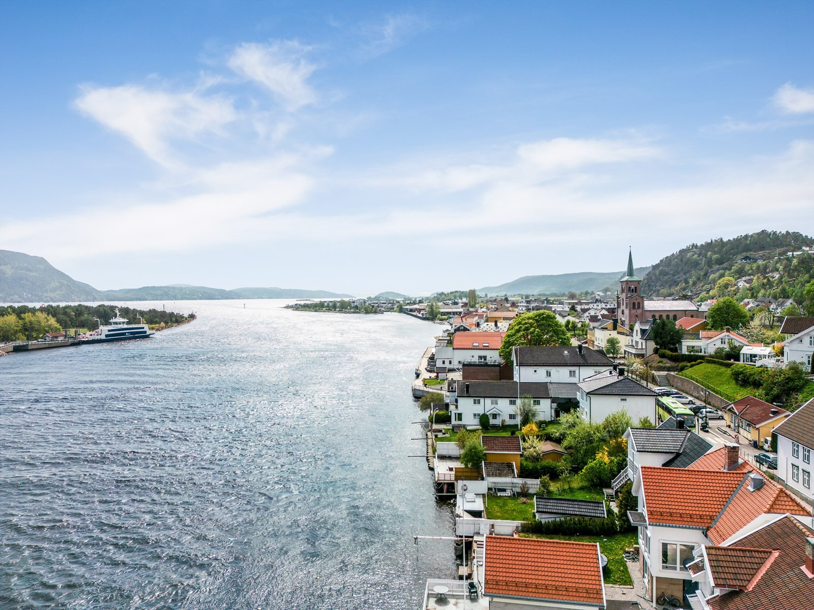 Det tar ca 5 min å gå til Svelvik sentrum eller 3 min til nærmeste bussholderplass
