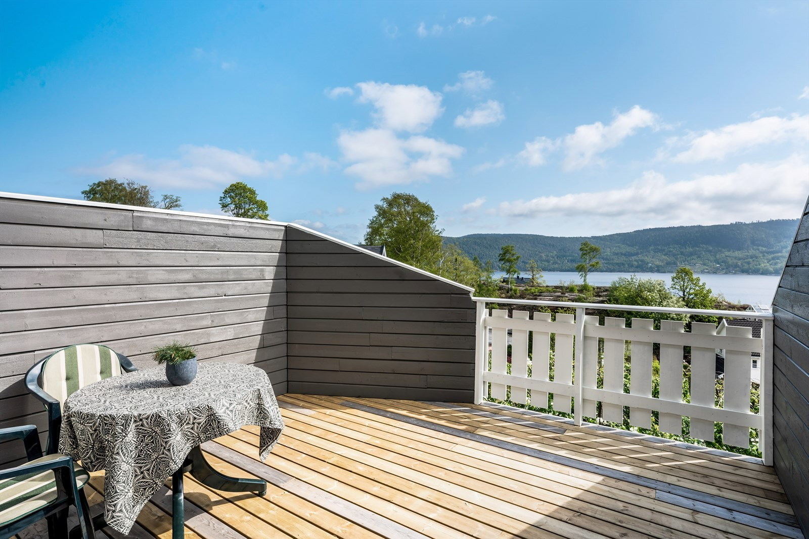 Egen skjermet terrasse med utsikt mot fjorden