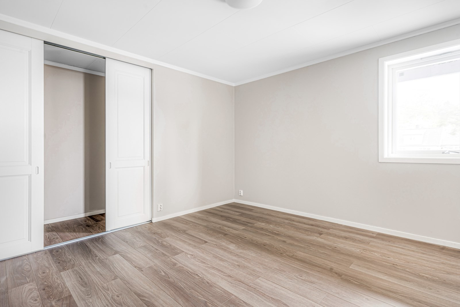 Hovedsoverommet i har gulvvarme, er av god størrelse med fin plass til dobbeltseng og praktisk garderobe/liten bod med skyvedører