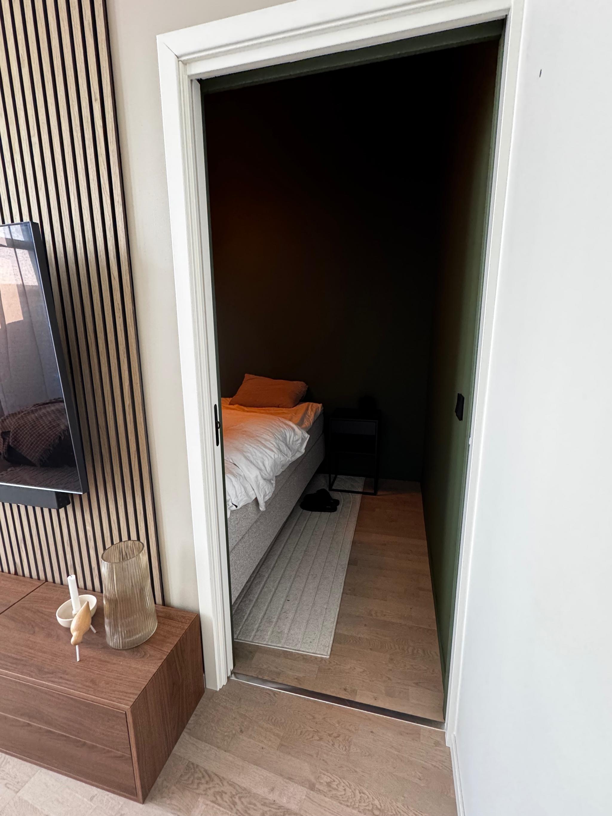 Hovedsoverom vegg i vegg med stue.