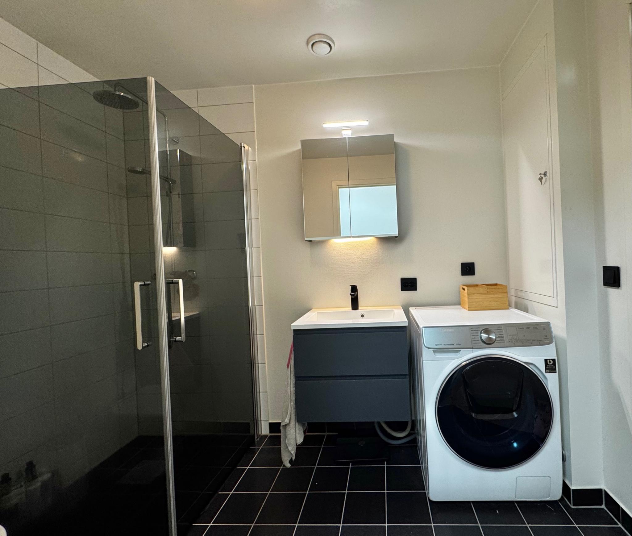 Tilknyttet badet er en bod med oppbevaringsplass og tørketrommel.