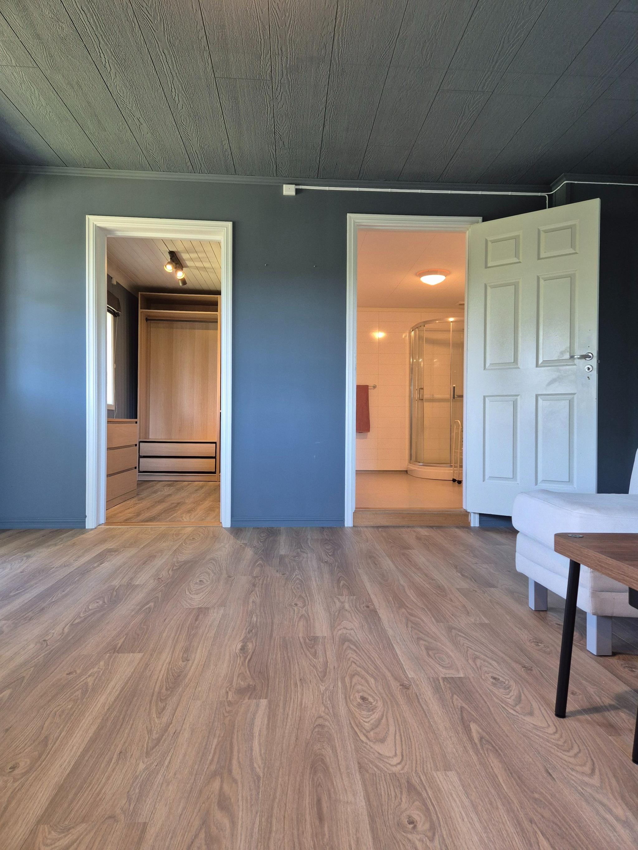 Privat walk-in garderobe og bad med vaskemaskin