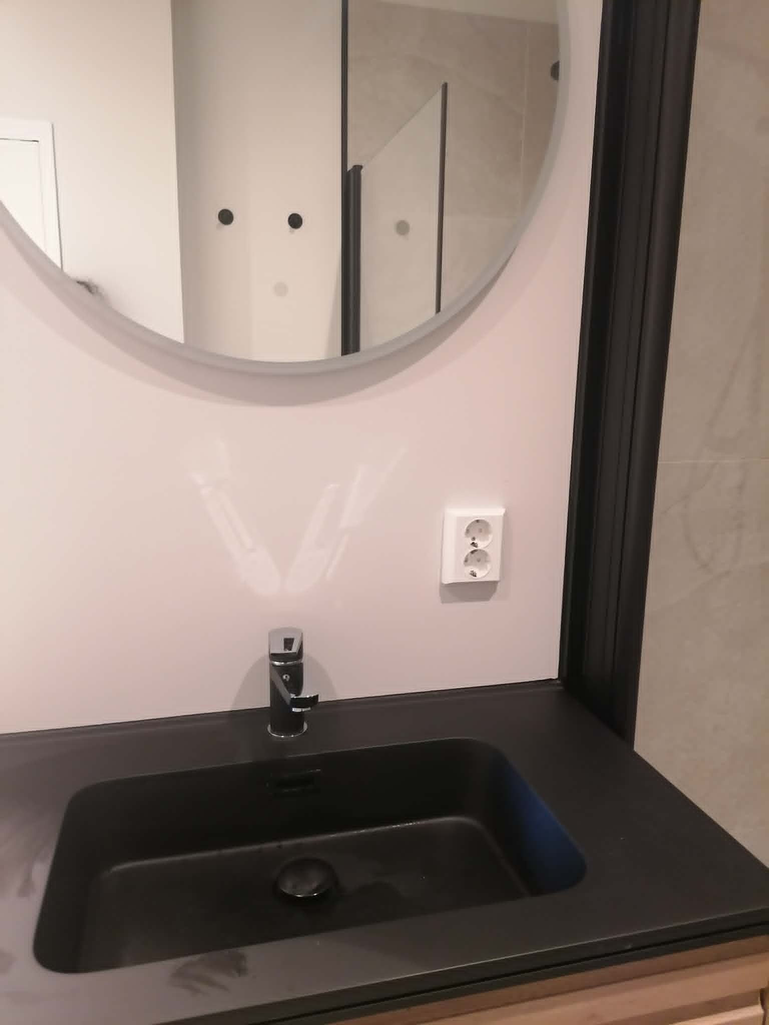 Bad med dusj og vaskemaskin
