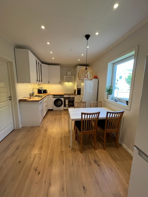 Stor kjøkken med alt av hvitevarer og utstyr