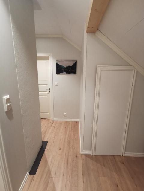 Hall andre etasje med bod