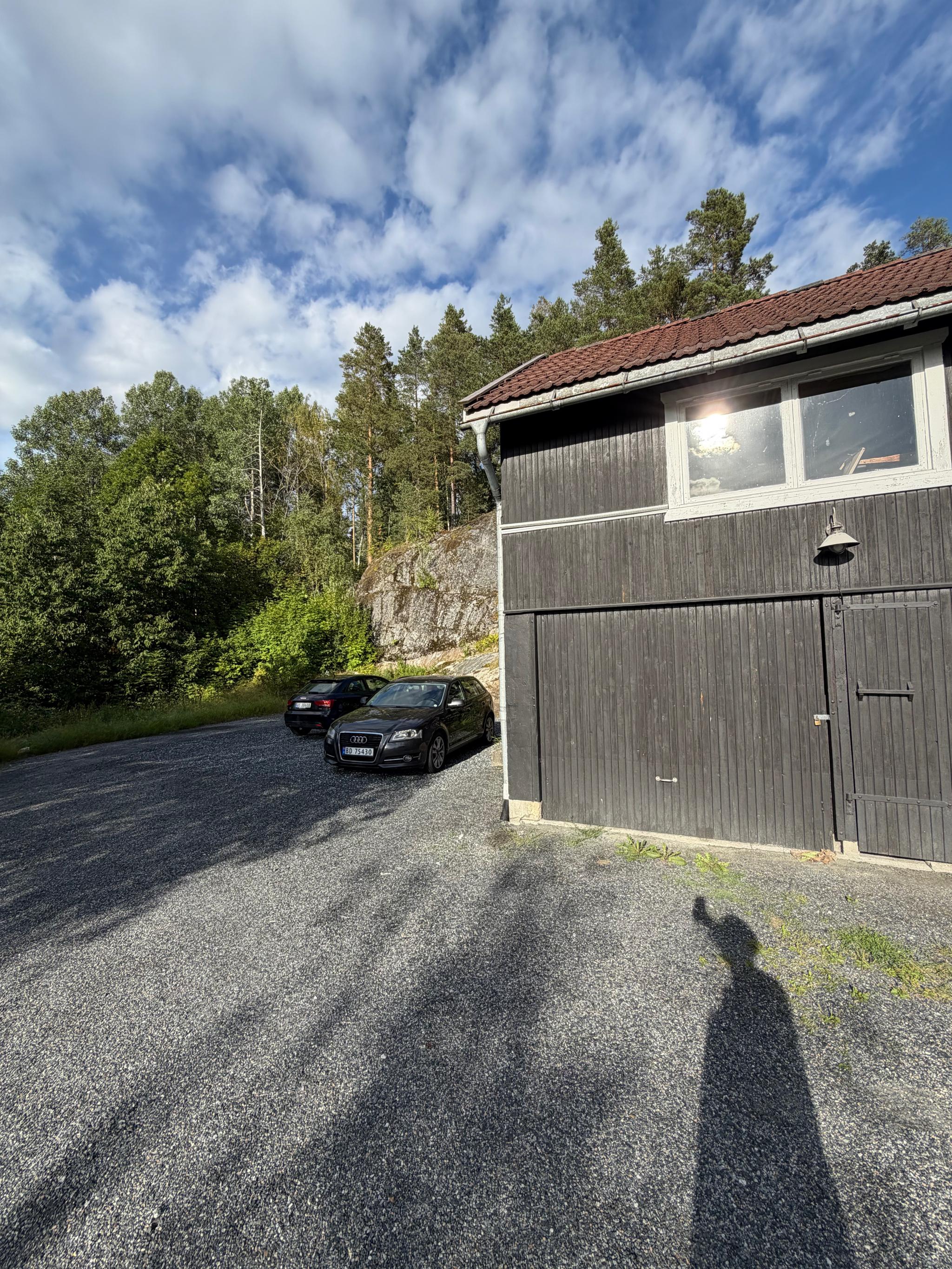 Garasje og utendørs parkering 