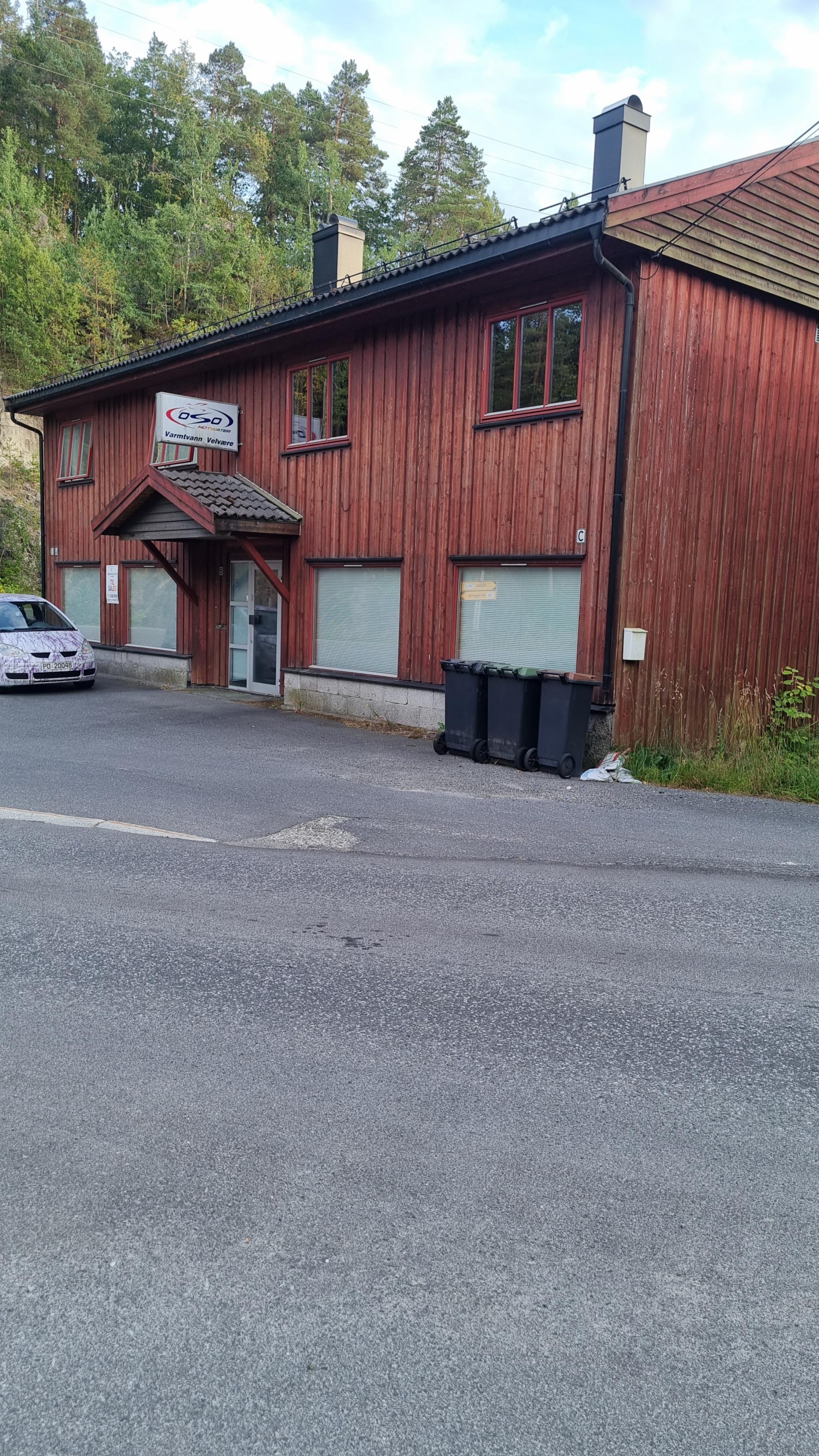 Husets fasade, egen inngang til leiligheten er på høyre side av bygget