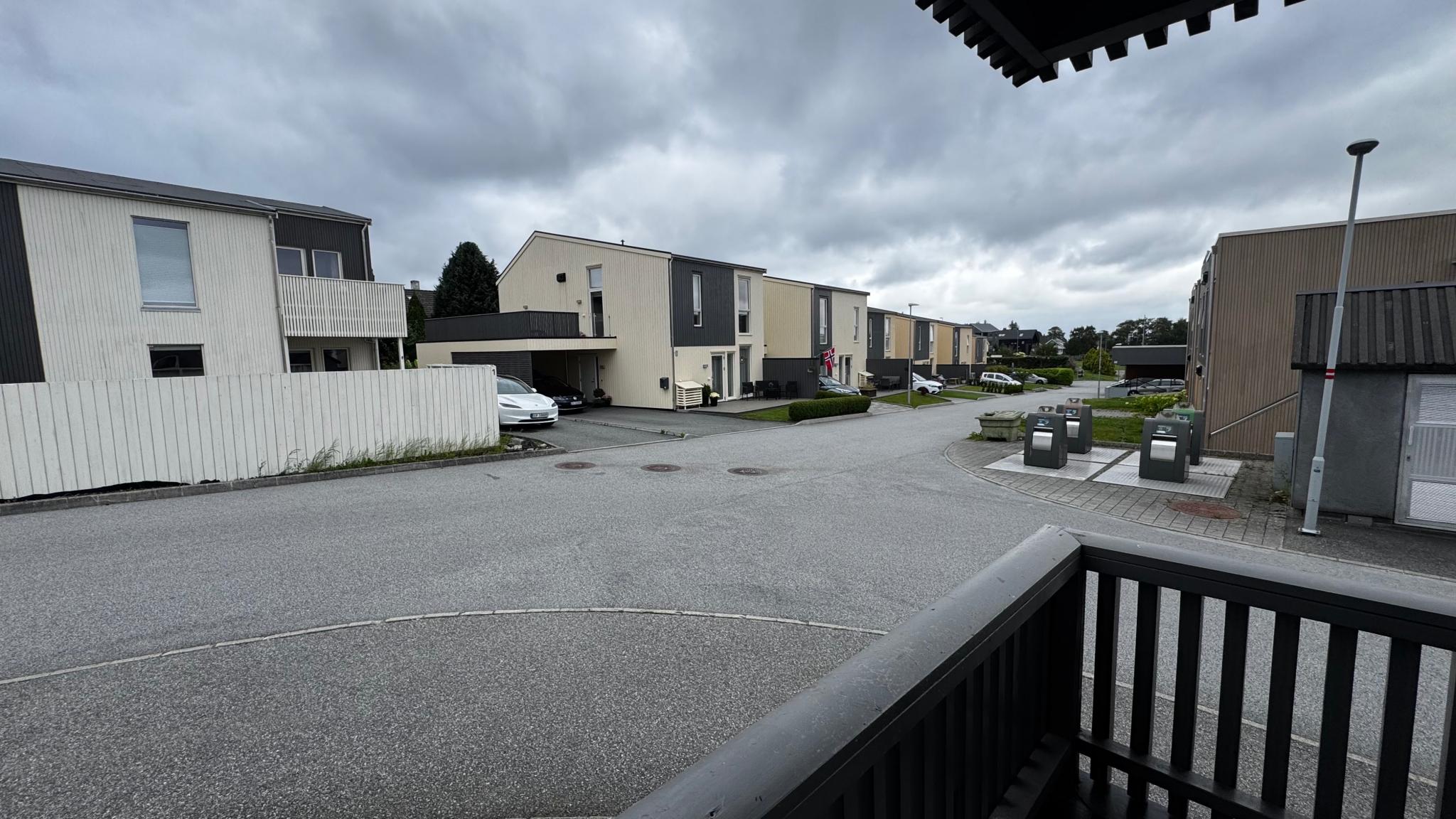 Søppelsortering er kort tur fra leiligheten rett over gaten