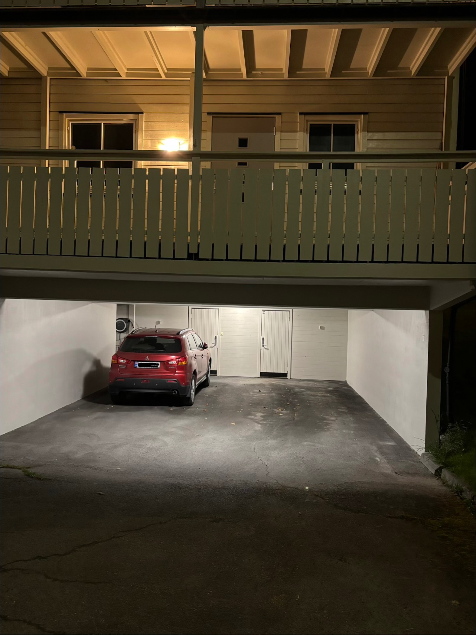 Carporten til høyre med tilhørende bod