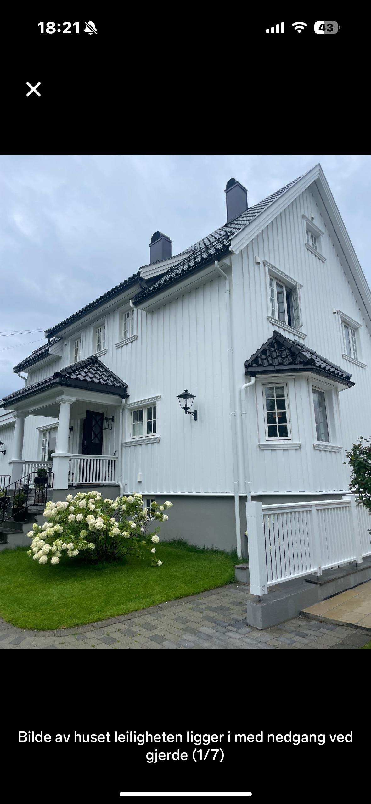 Fasade med nedgang til leilighet. 