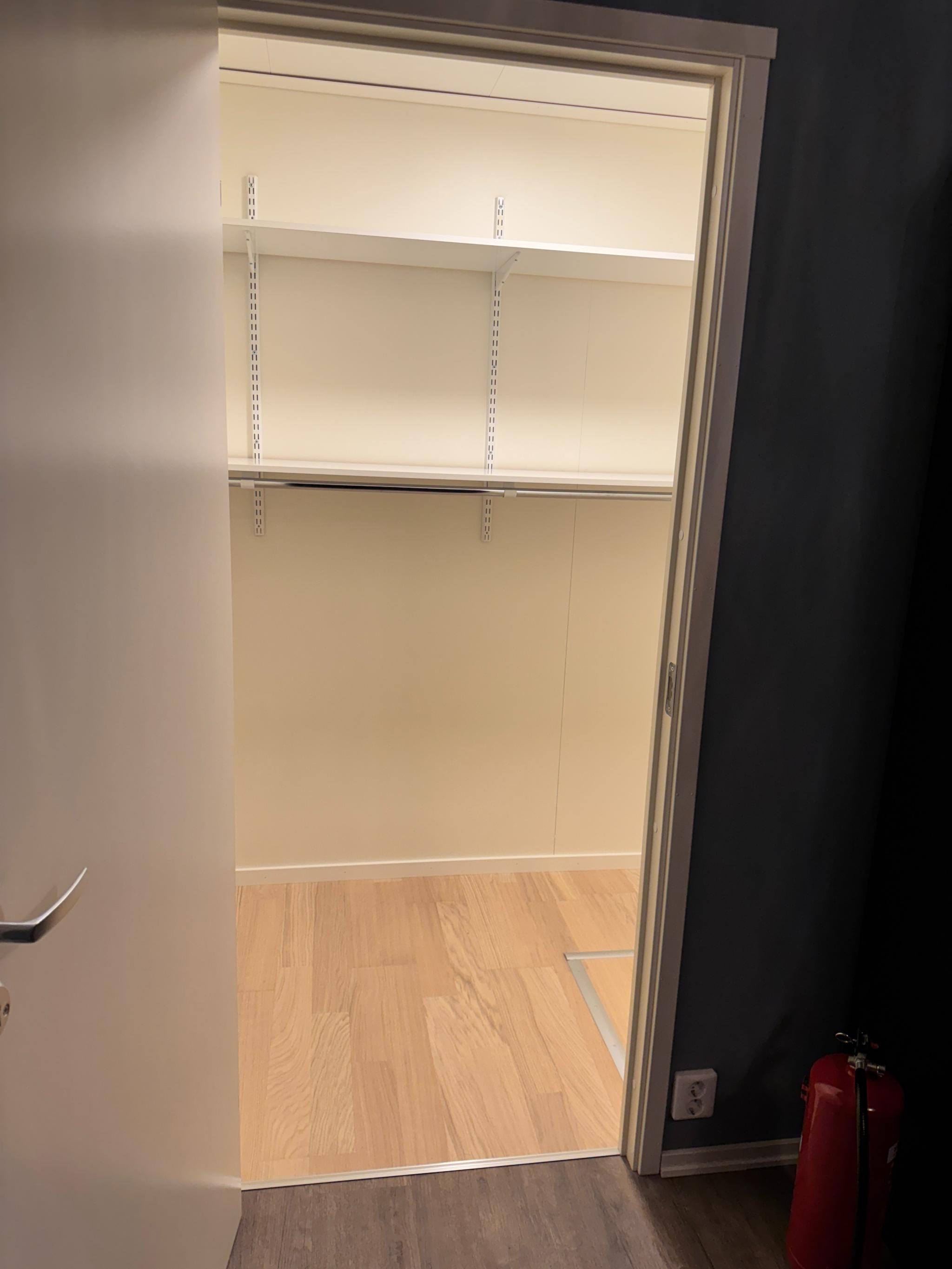 Walk-in-closet hoved soverom 1 etg
