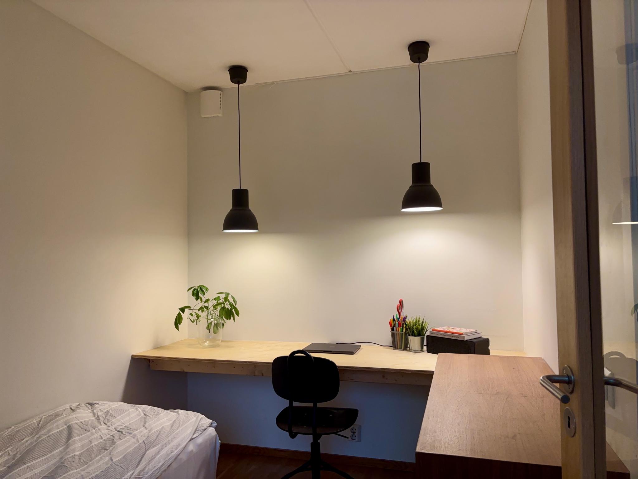 Soverom 3 med stort skrivebord.