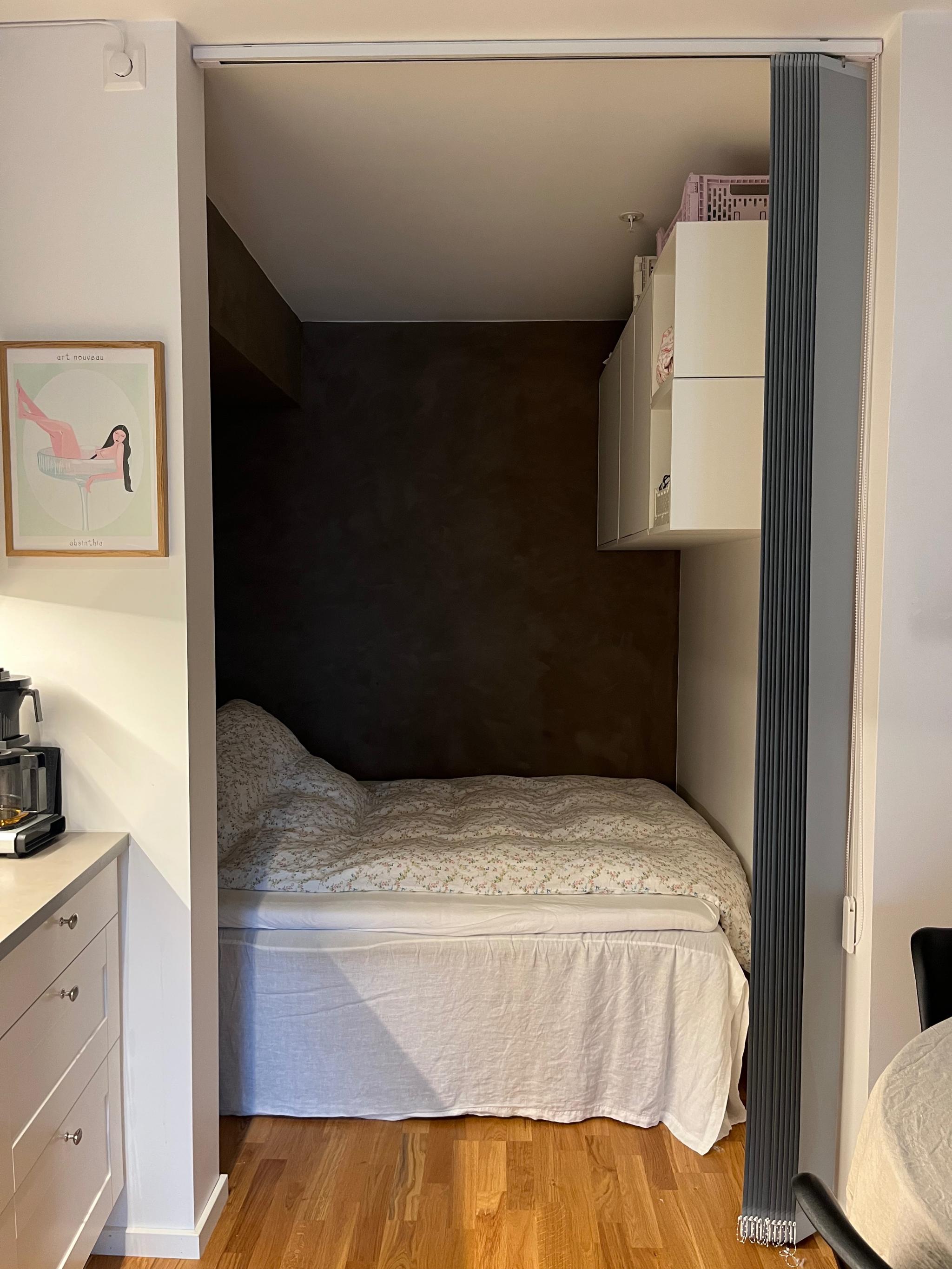 Sovealkove, med mulighet for å lukke med gardiner. Her er det plass til 150 cm seng. 