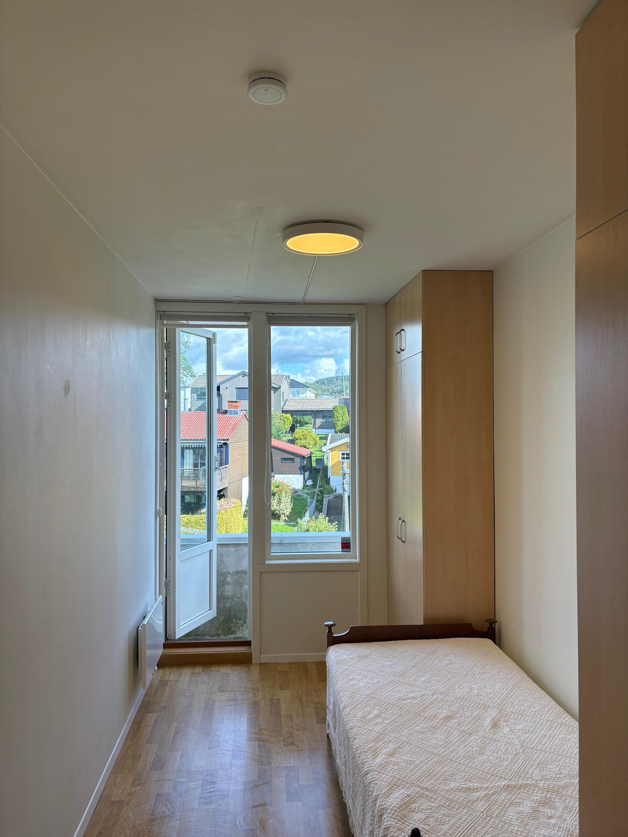 Det midterste soverommet. Senga på bildet har bredde 90 cm. Leies ut fortrinnsvis uten seng . 