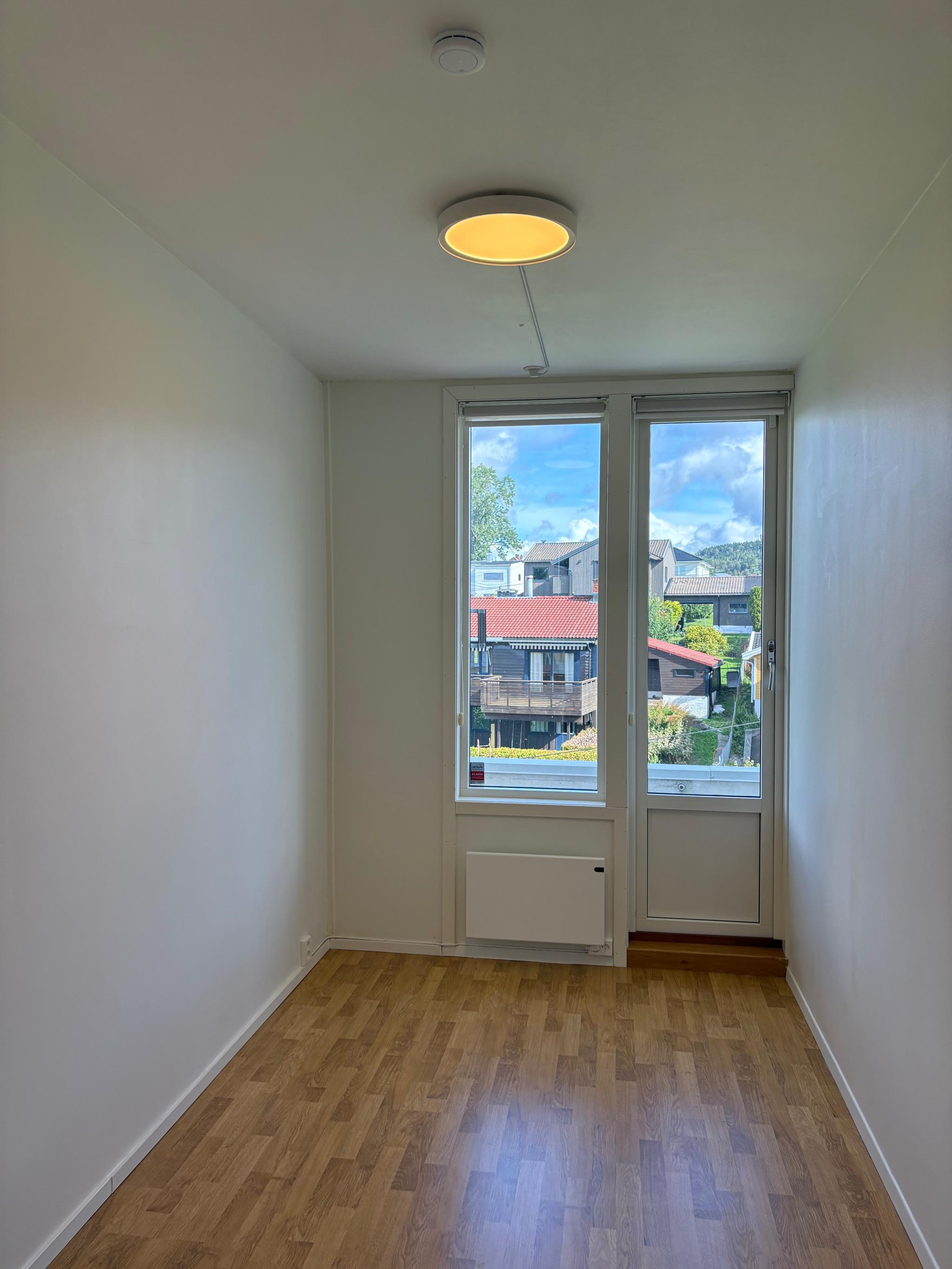 Det siste soverommet (evt hjemmekontor). Alle soverom har utgang til en lang og smal lufteveranda .