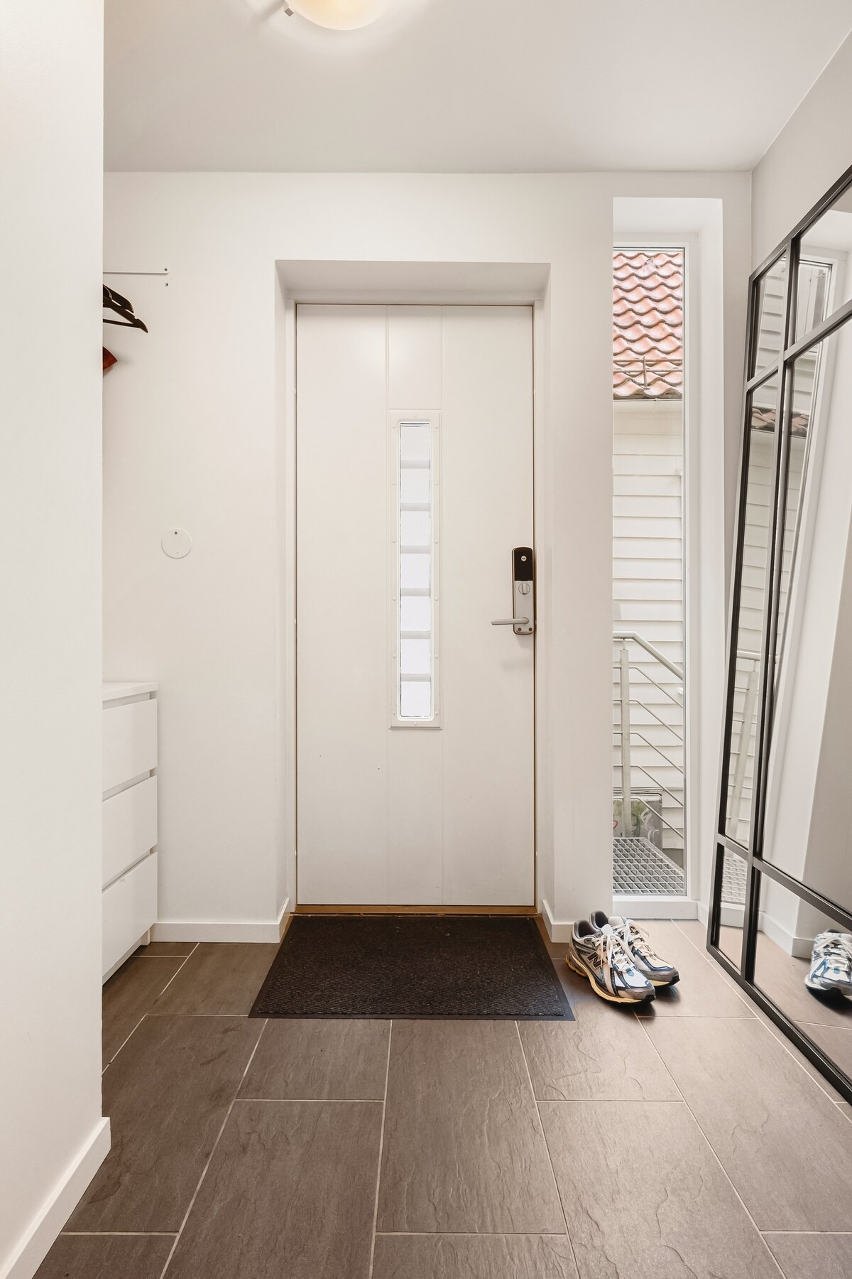 Inngangsparti med plass til oppbevaring. 