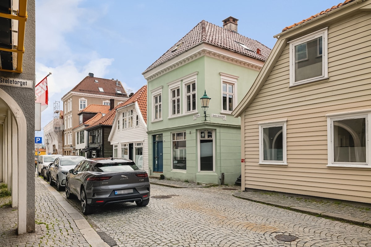 Leiligheten er i det grønne huset i Stølegateb10b. En koselig gate med brosten og bysjarm. 