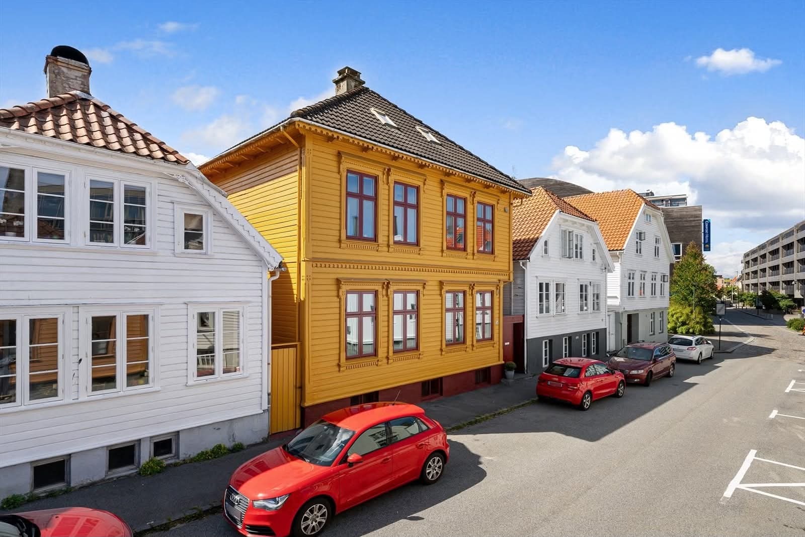 Utside hus med parkeringsmulighet like utenfor(mot månentlig betaling)