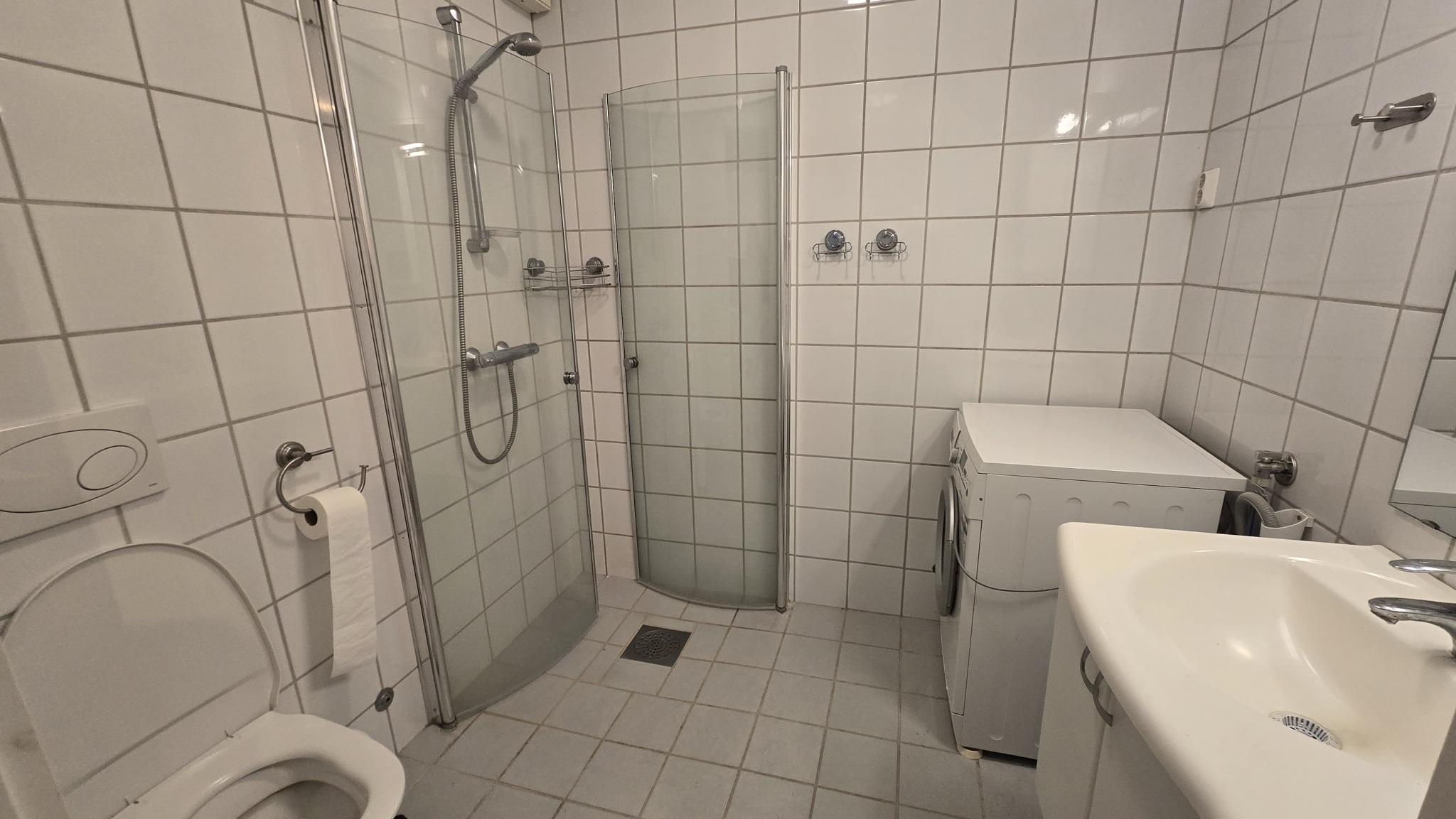 Bad med vaskemaskin og varme i gulvet fra sentralfyr.