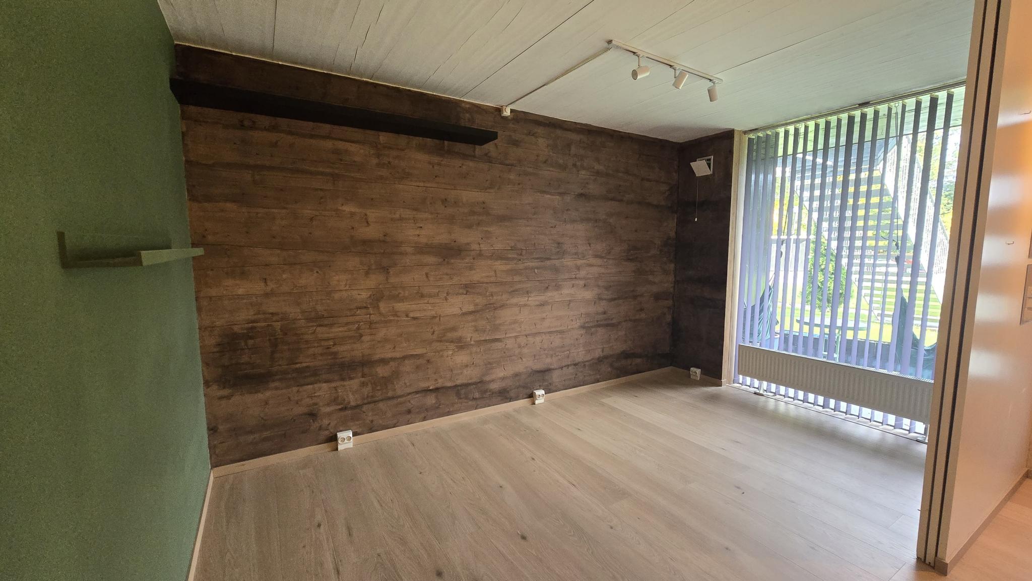 Soverom med skyvedører og varmtvann radiator.