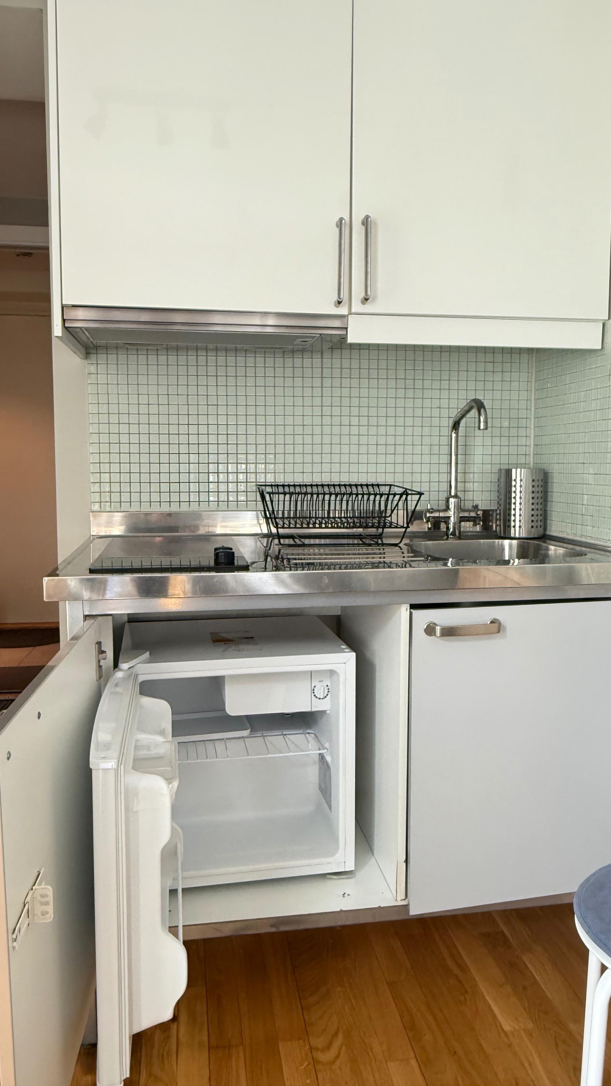 Hybelkjøkken med keramisk kokeplater og nytt kjøleskap 