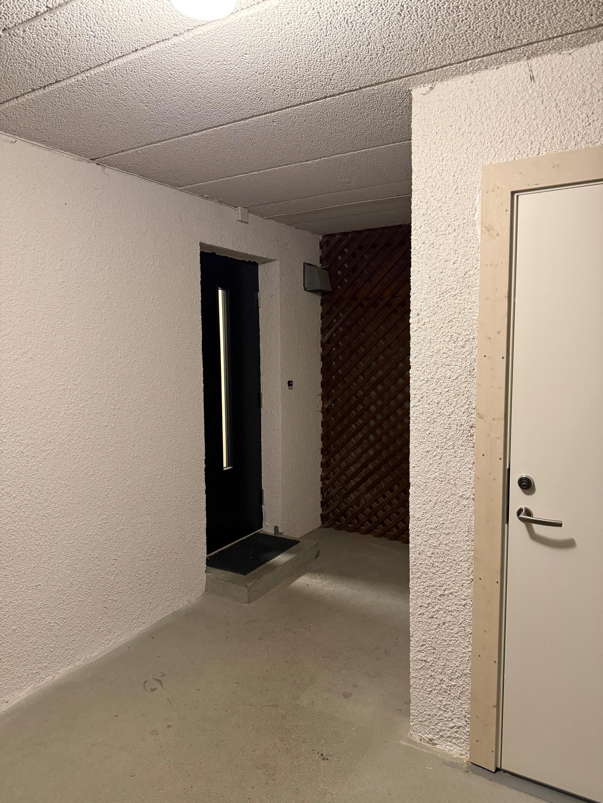 Inngangsparti med egen utebod til høyre i bildet.