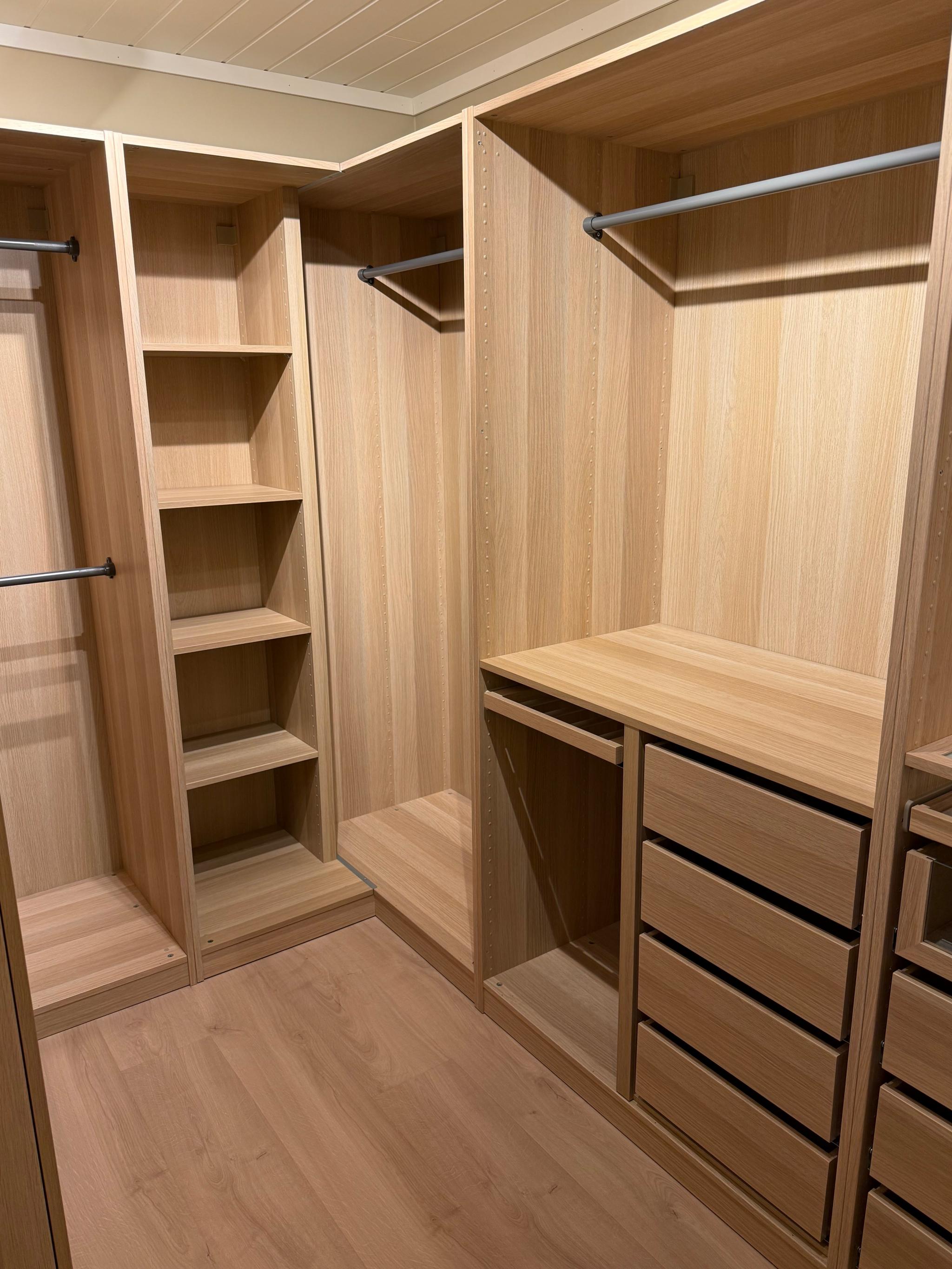 Romslig walk-in garderobe