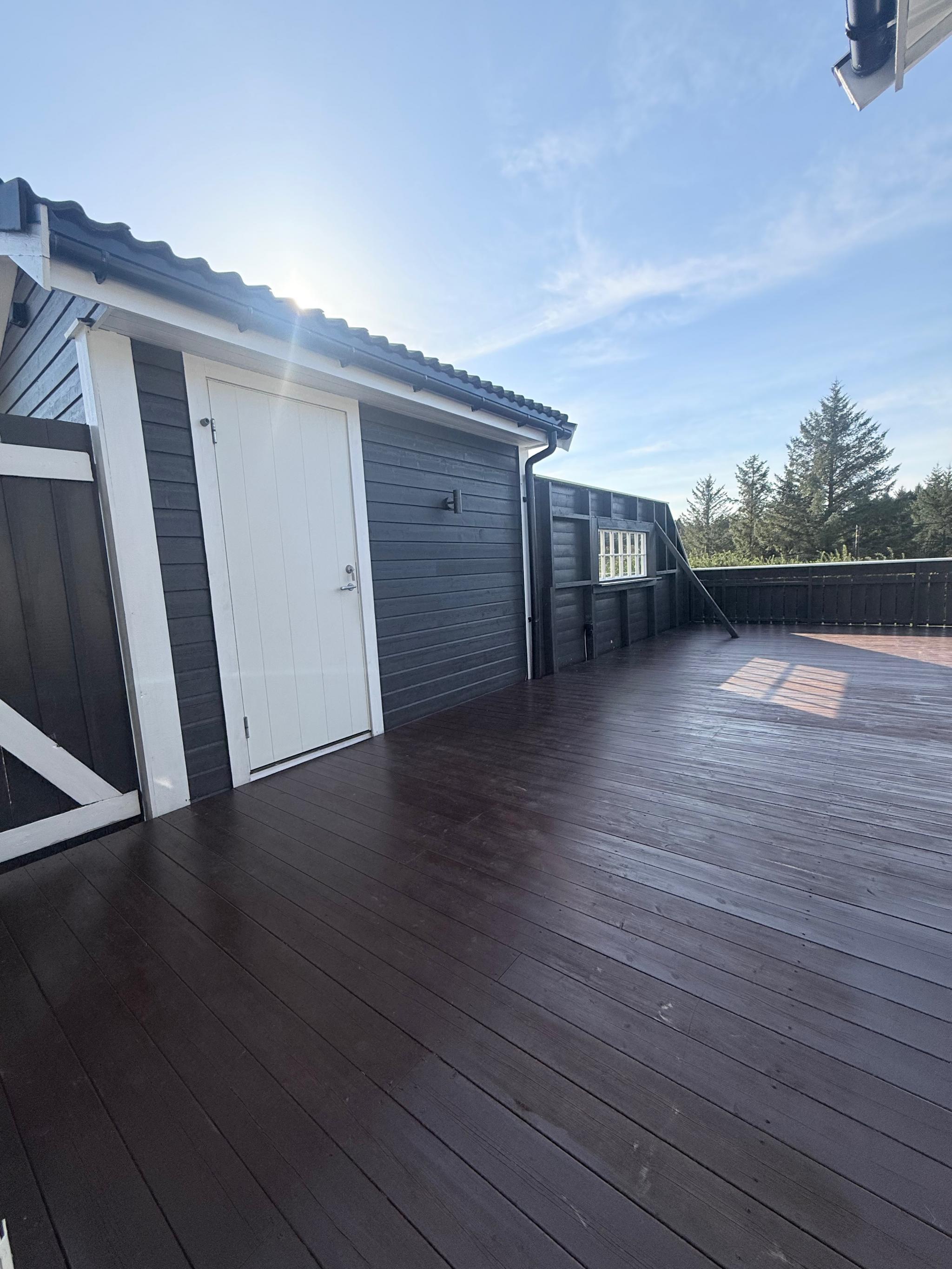 Terrasse med inngang til bod