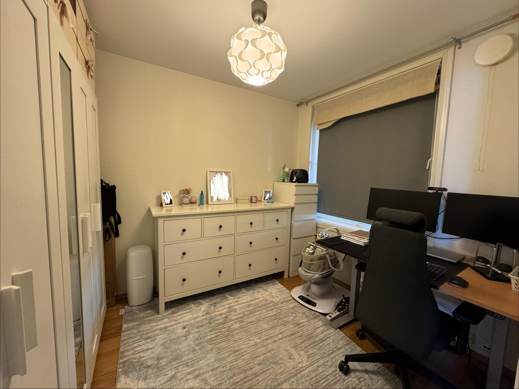 Soverom 2 som nå blir brukt som kontor/garderobe