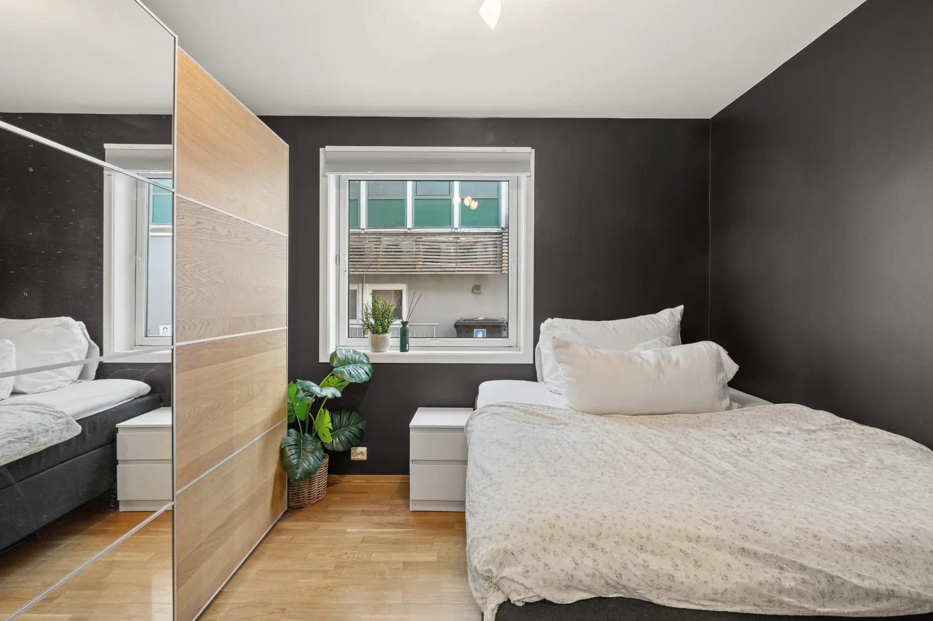 Soverommet har en stor skyvedørsgarderobe som gir rikelig med oppbevaringsplass.