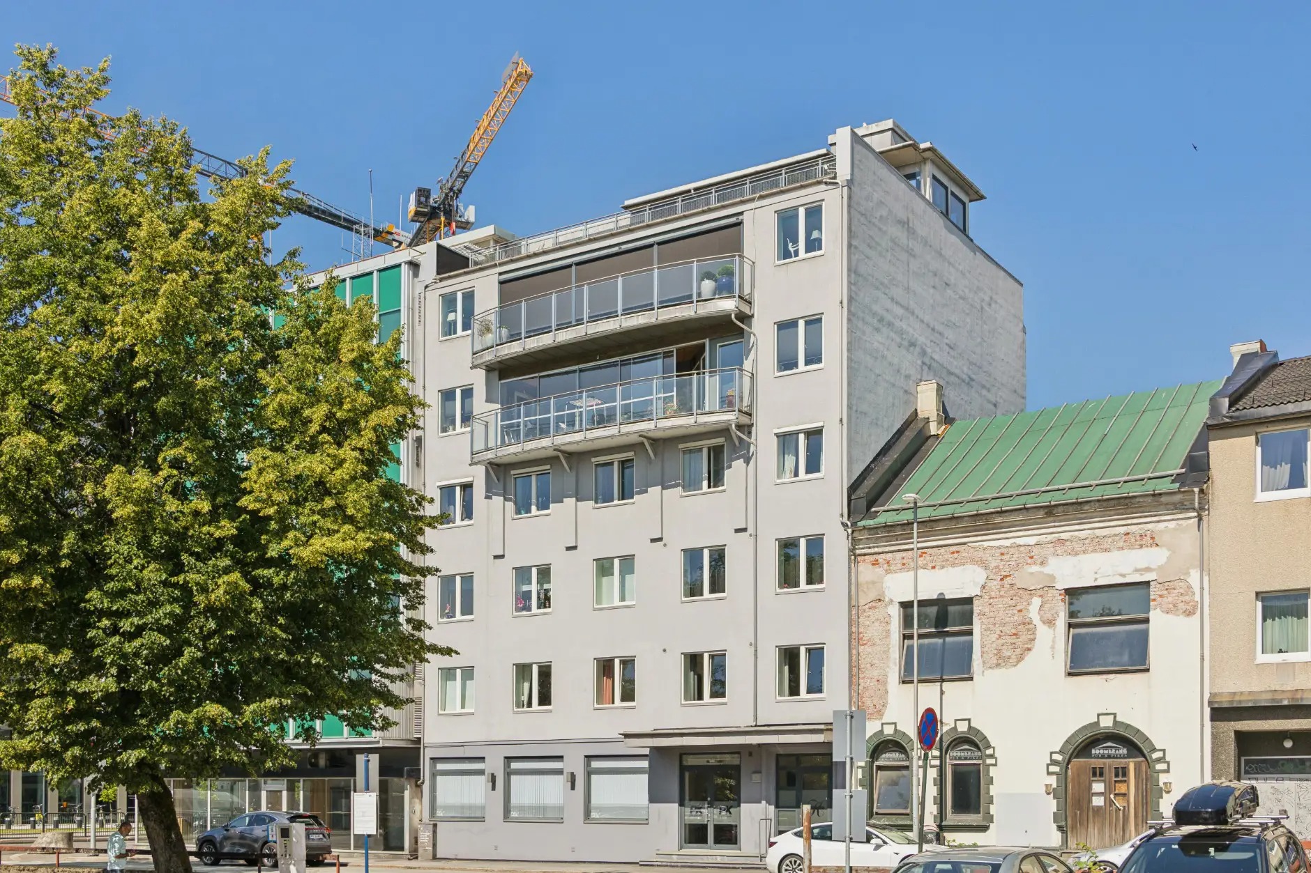 Bygget ble ombygget til leiligheter i 2010 og har en sentral beliggenhet i Kvadraturen.