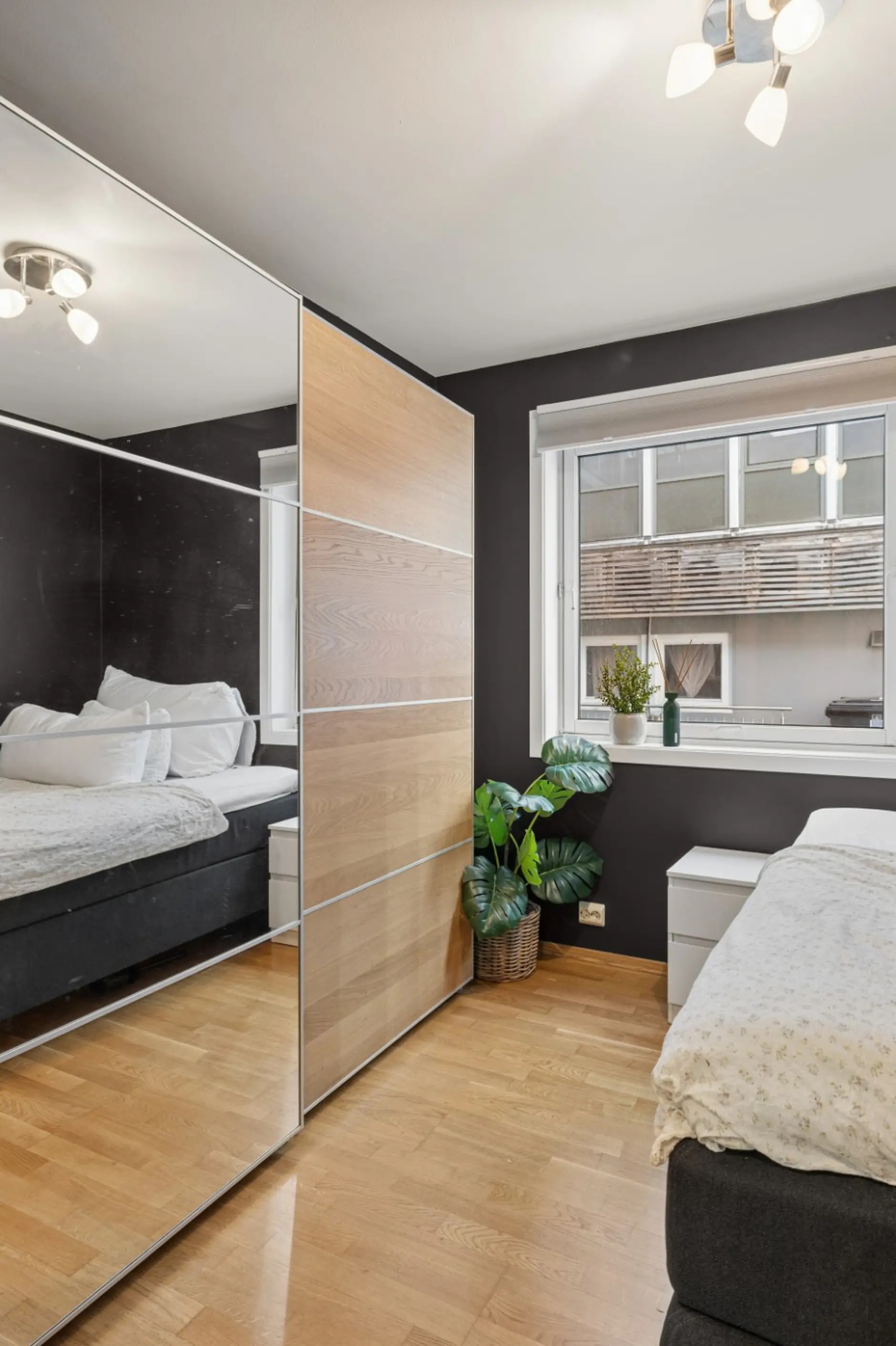 Soverommet vender, i likhet med stuen, mot den rolige bakgården.