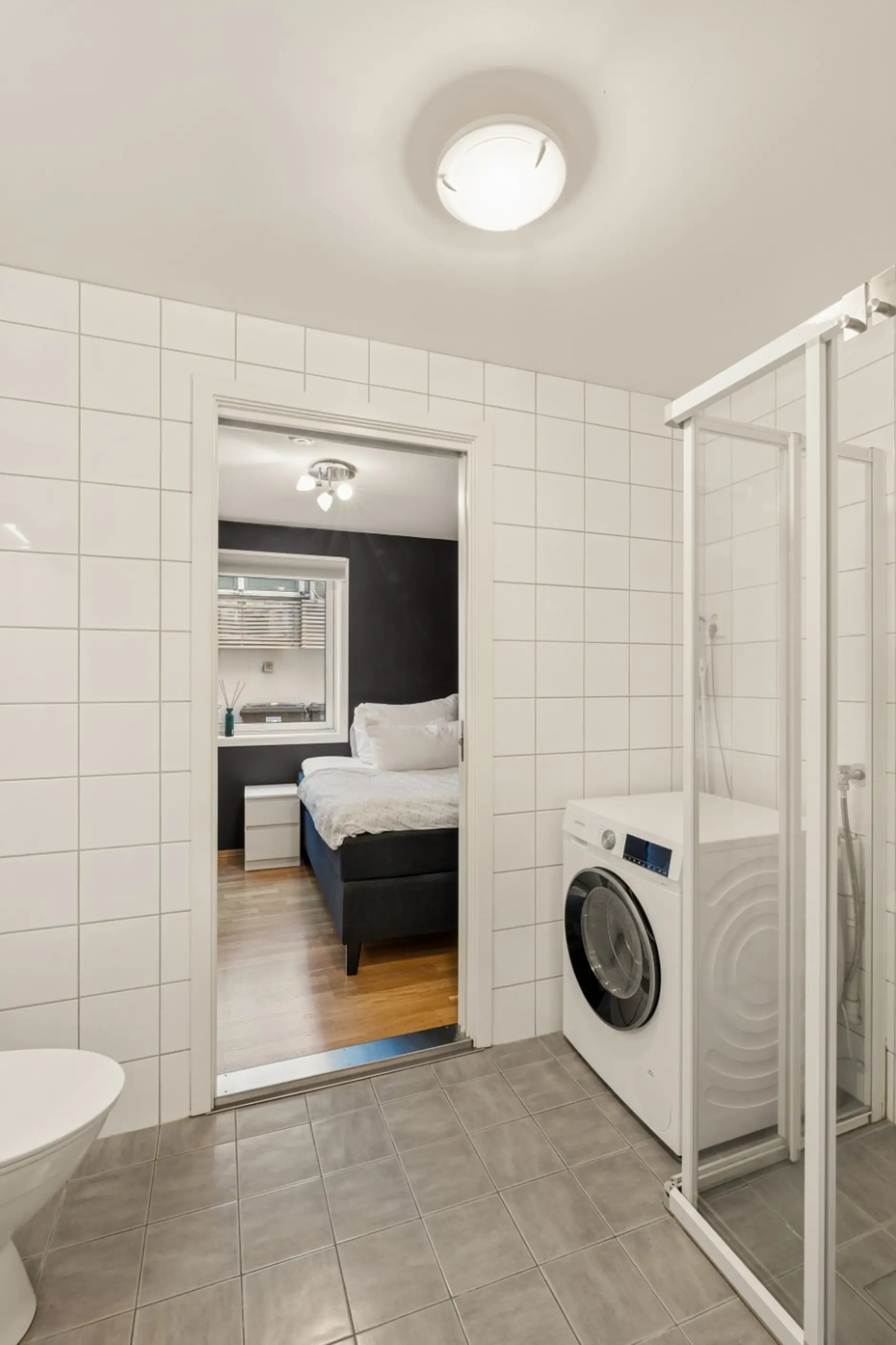 Fra badet er det adkomst til soverommet.