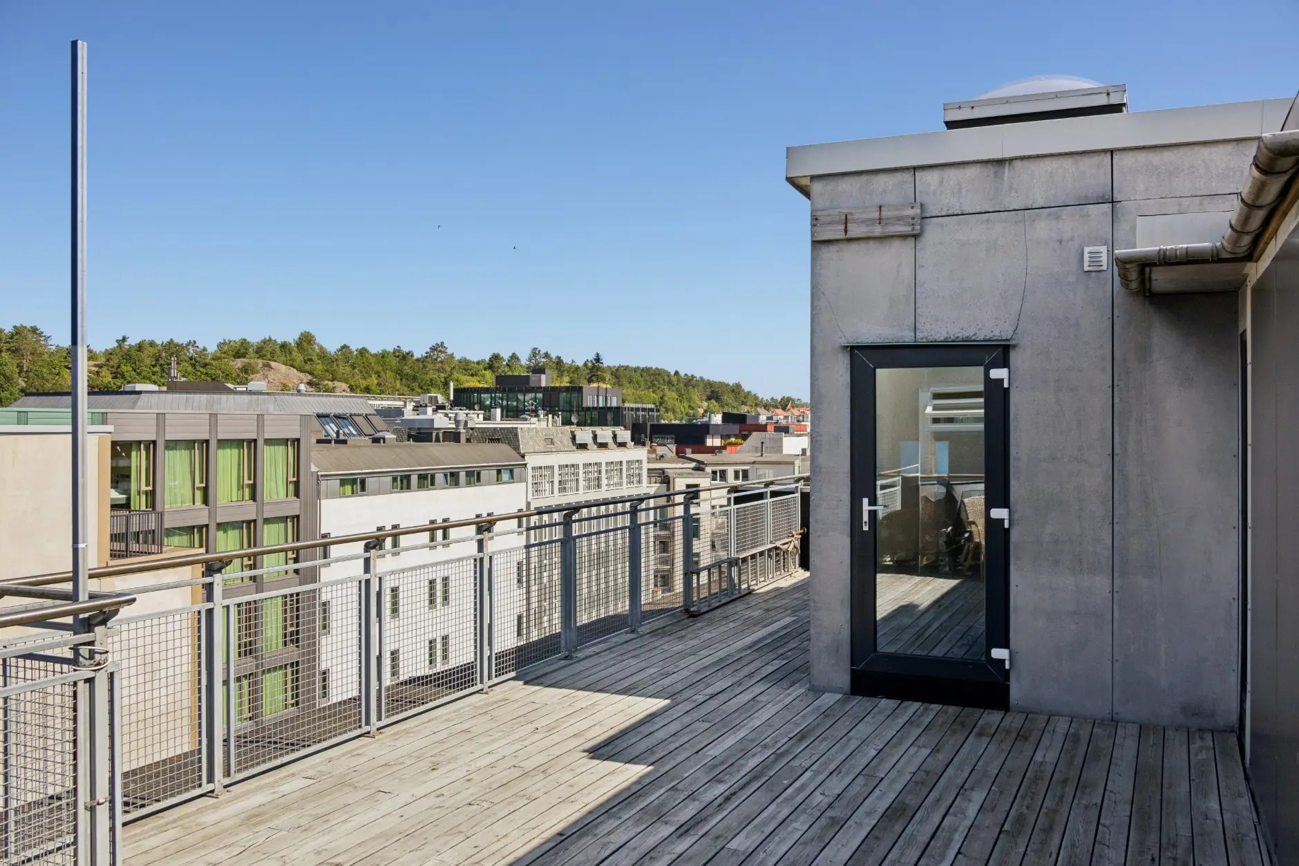 Bygget har en flott, felles takterrasse med gode solforhold og utsikt over byen.