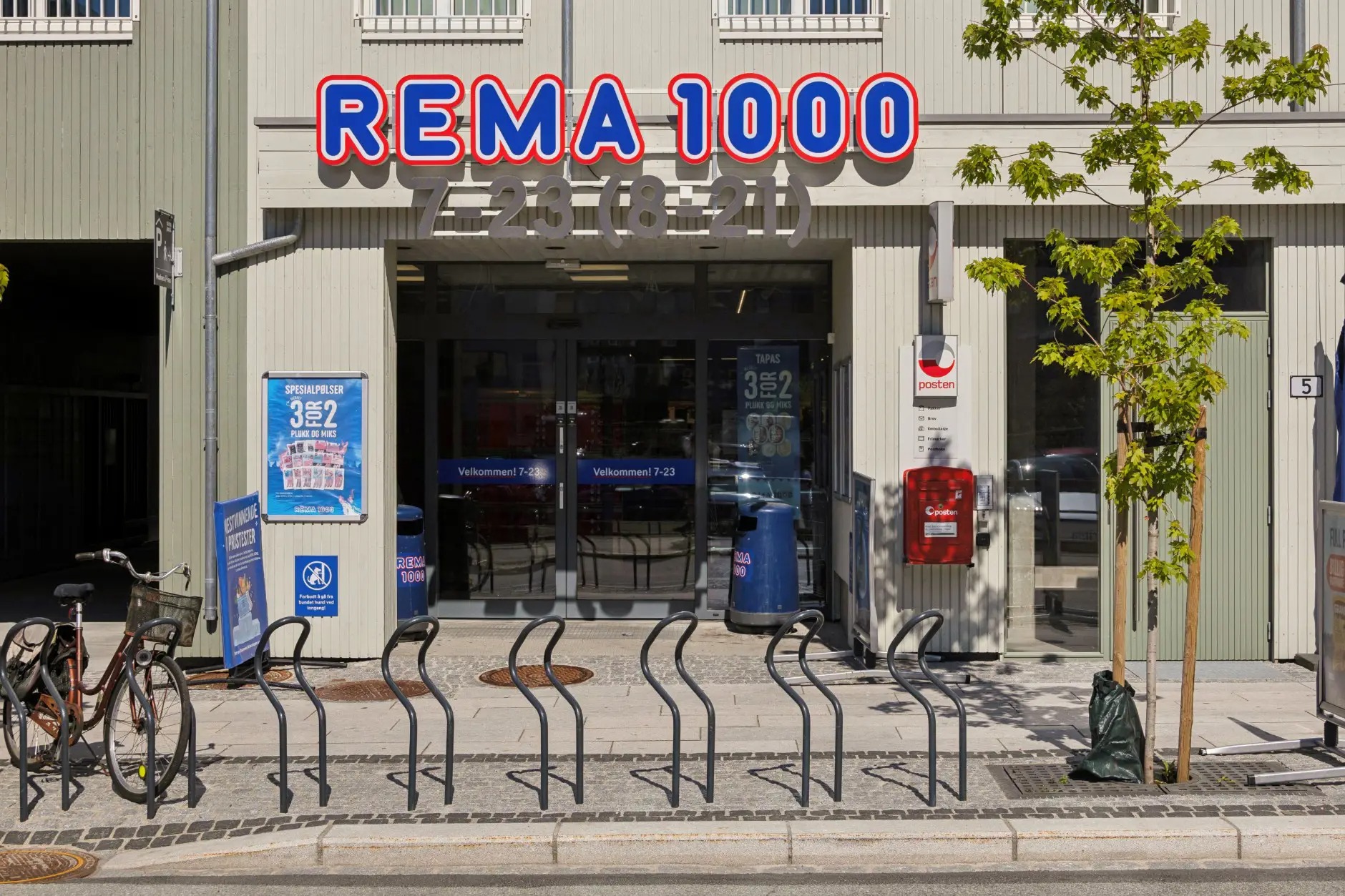 Nærmeste dagligvarebutikk, Rema 1000, ligger rett ved siden av leiligheten.