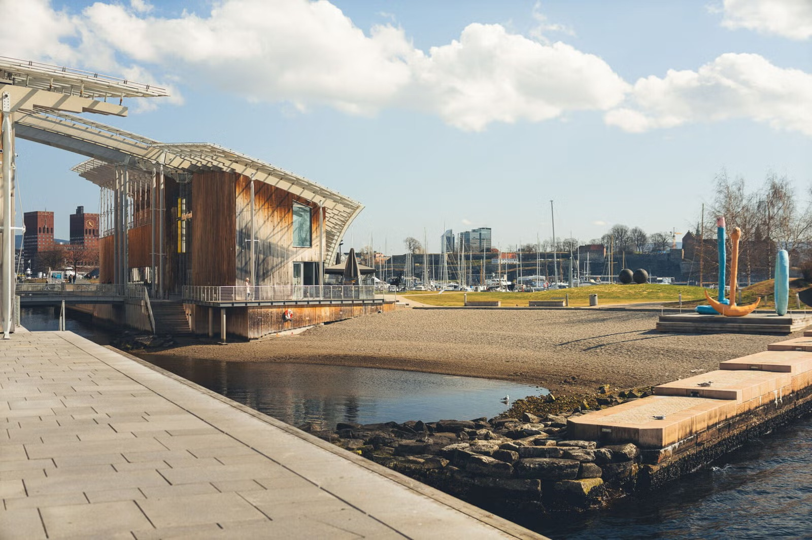 Tjuvholmen badeplass (200m å gå)