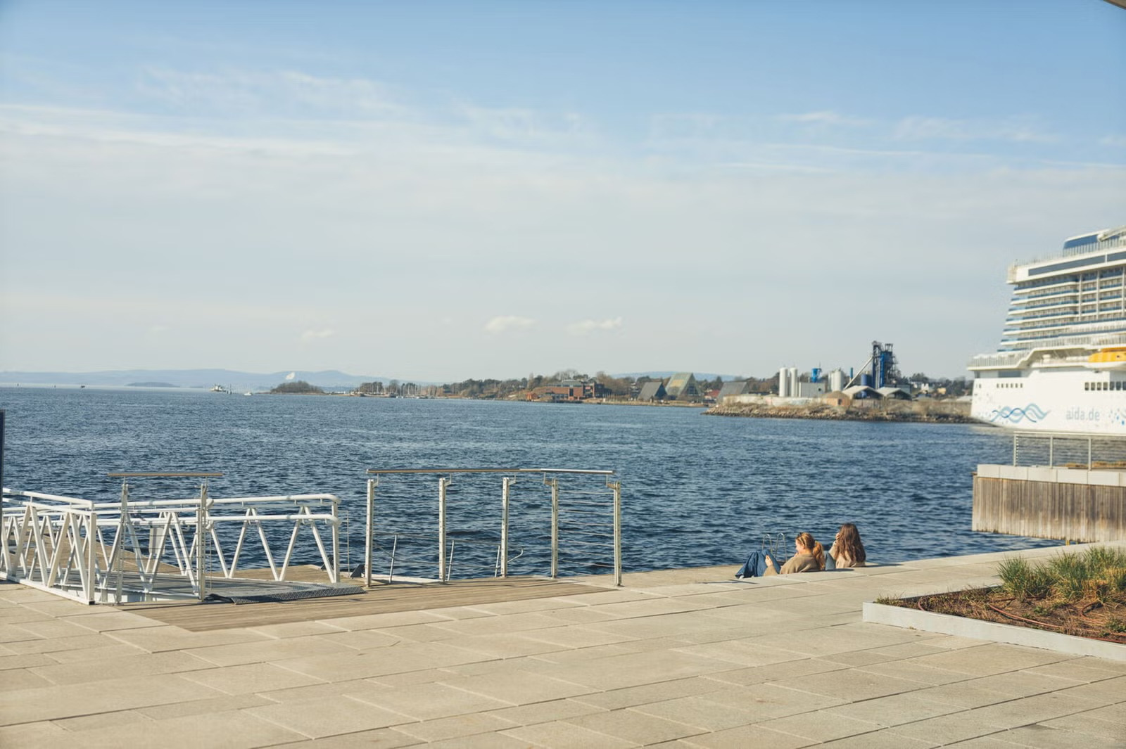 Tjuvholmen badebrygge (250m å gå)