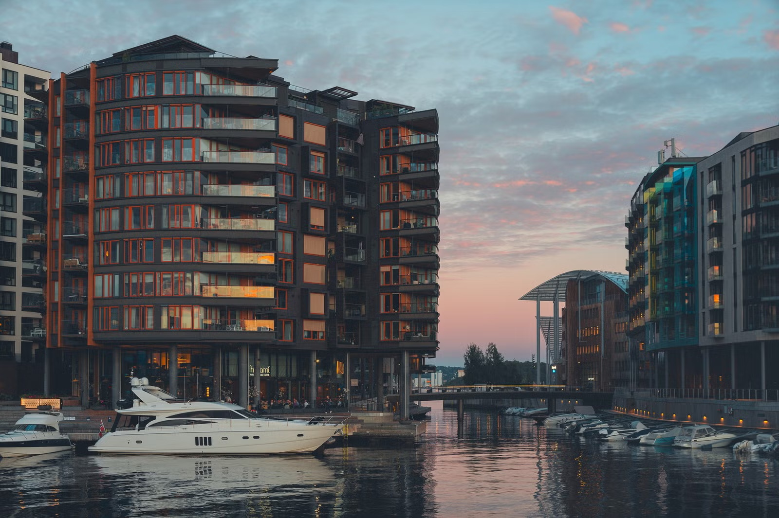 Kanalen rett nedenfor balkongen, båtliv