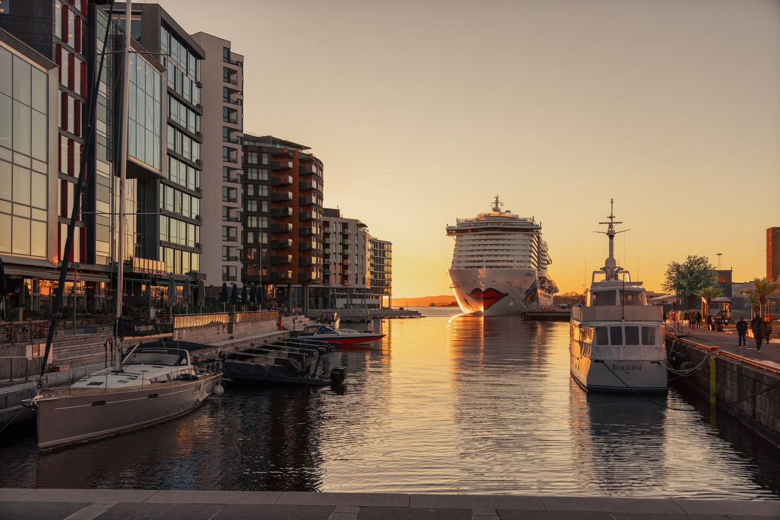 Tjuvholmen, restauranter og barer i solnedgang