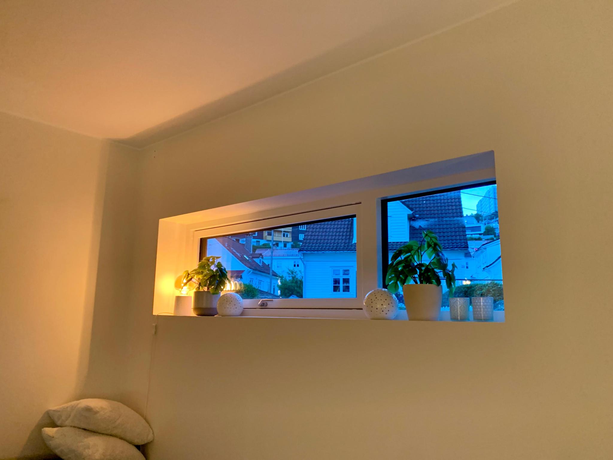 Kveldsstemning med utsikt til koselig trebebyggelse.