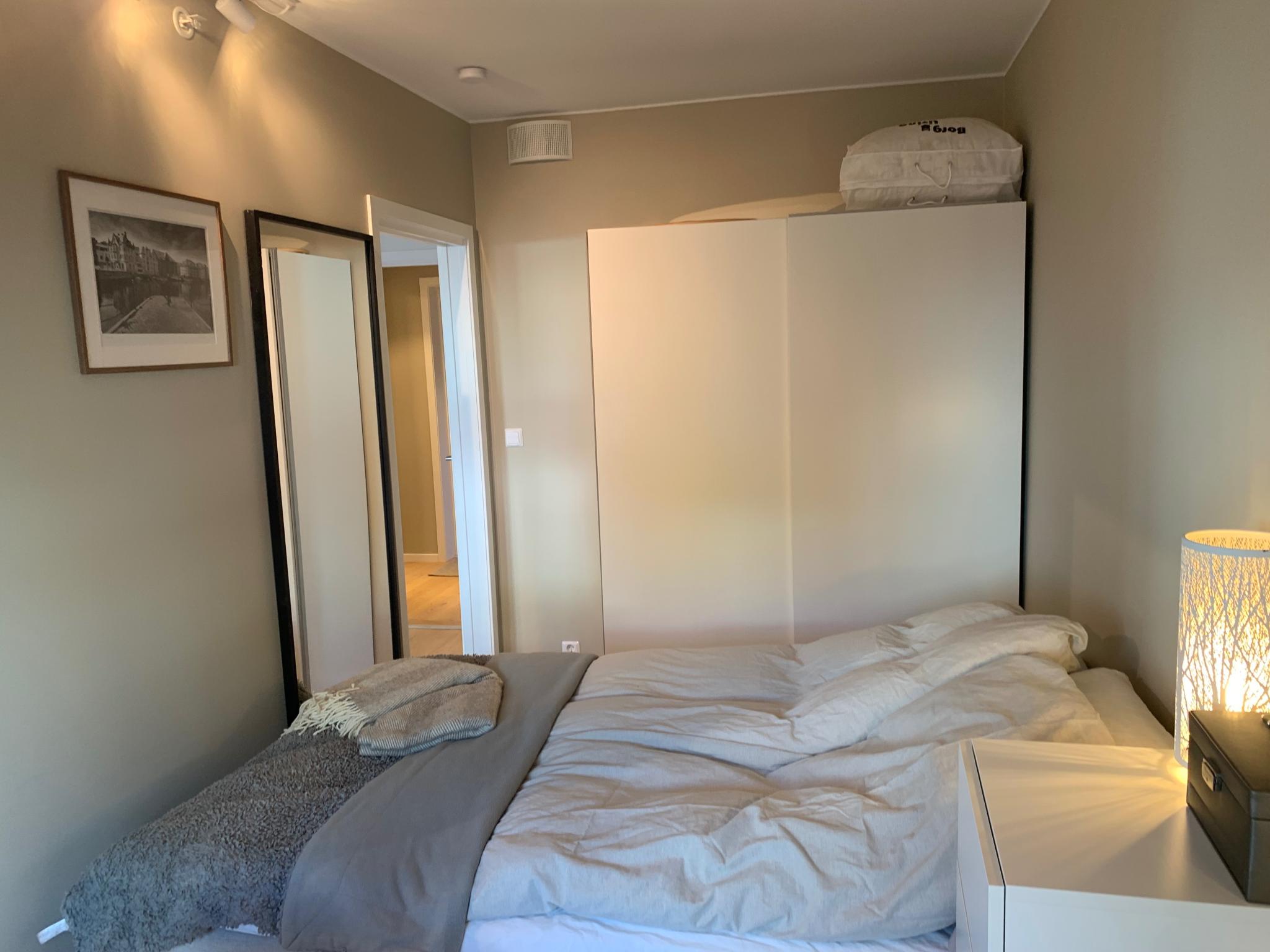 Romslig garderobeskap og helfigur speil.