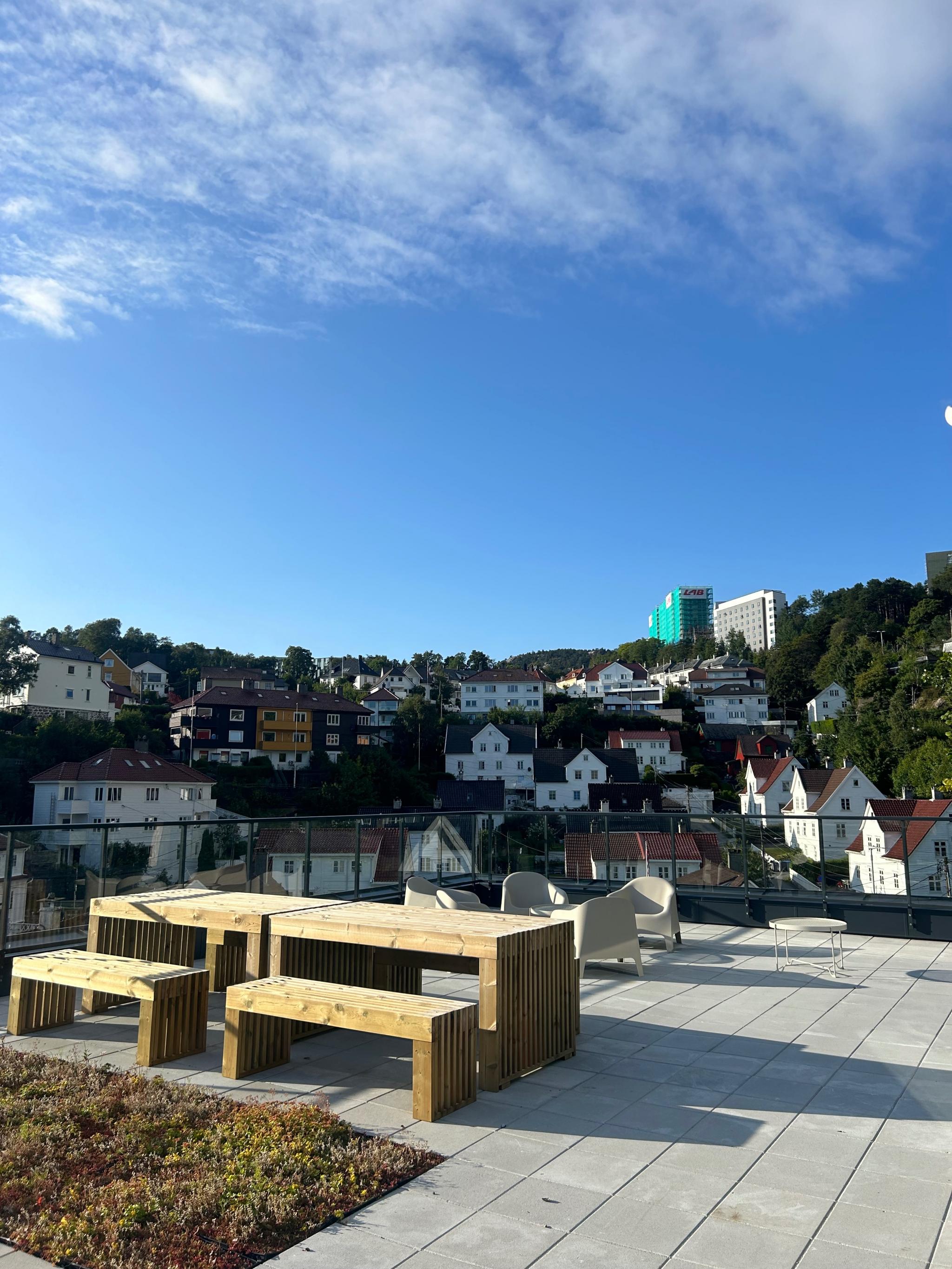 Stor takterrasse innredet i flere sittesoner. 