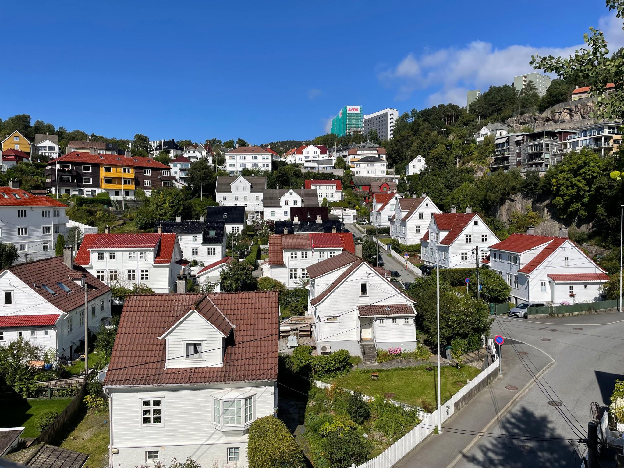 Utsikt fra takterrassen mot NHH. 