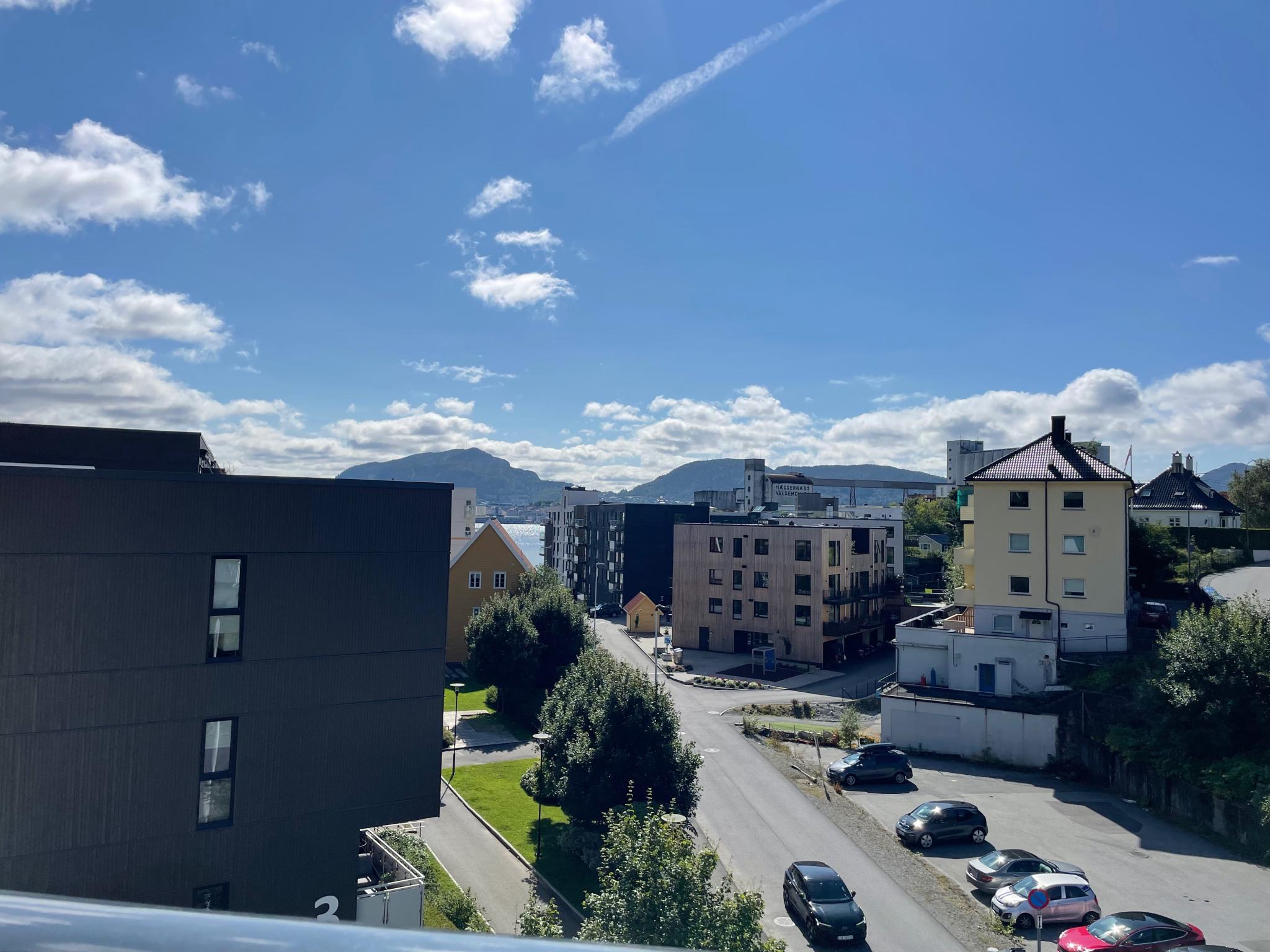 Utsikt fra takterrassen mot sjøen. 