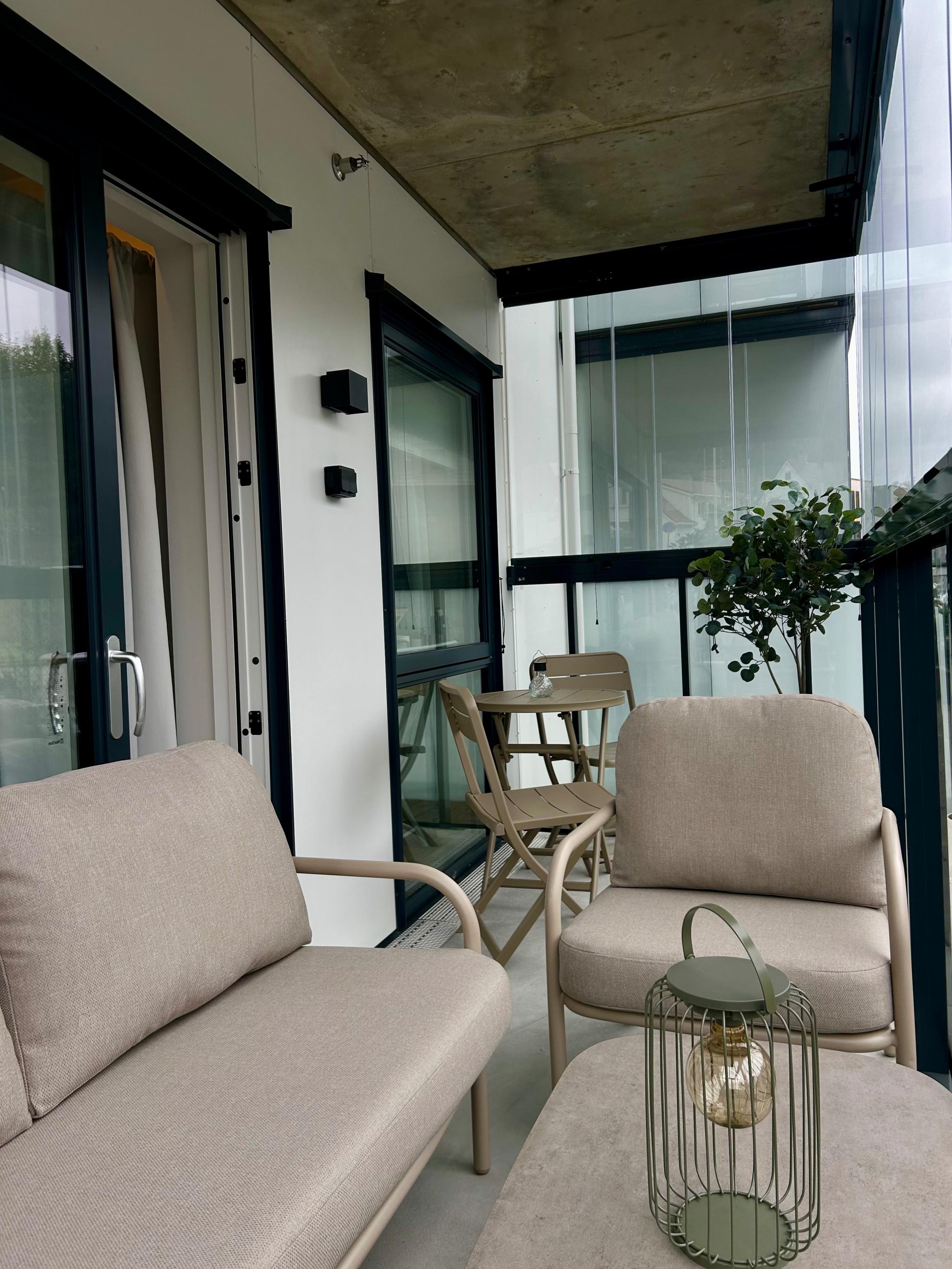 Godt med sitteplasser på fullt møblert terrasse. 