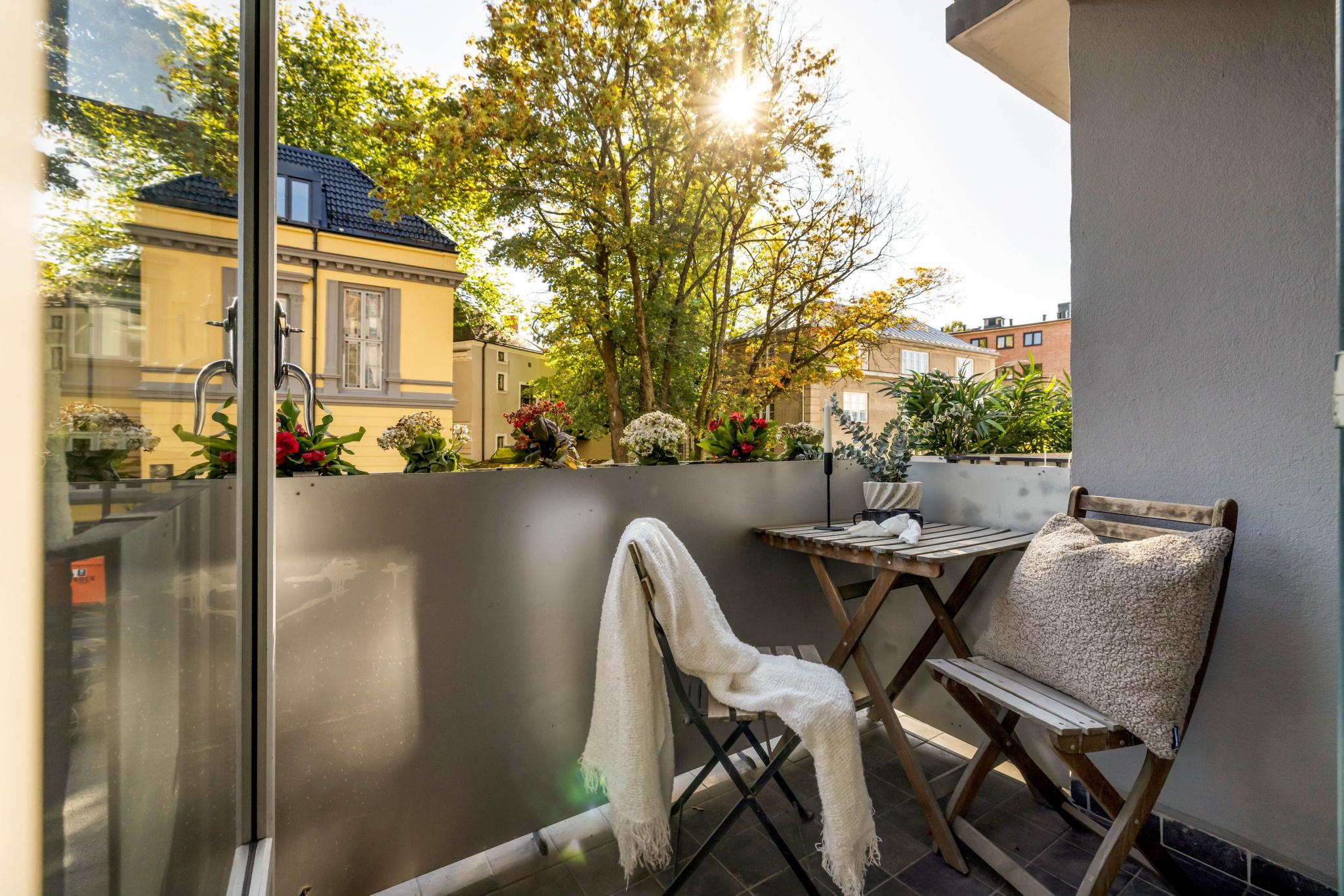 Hyggelig balkong med plass til bord og stoler