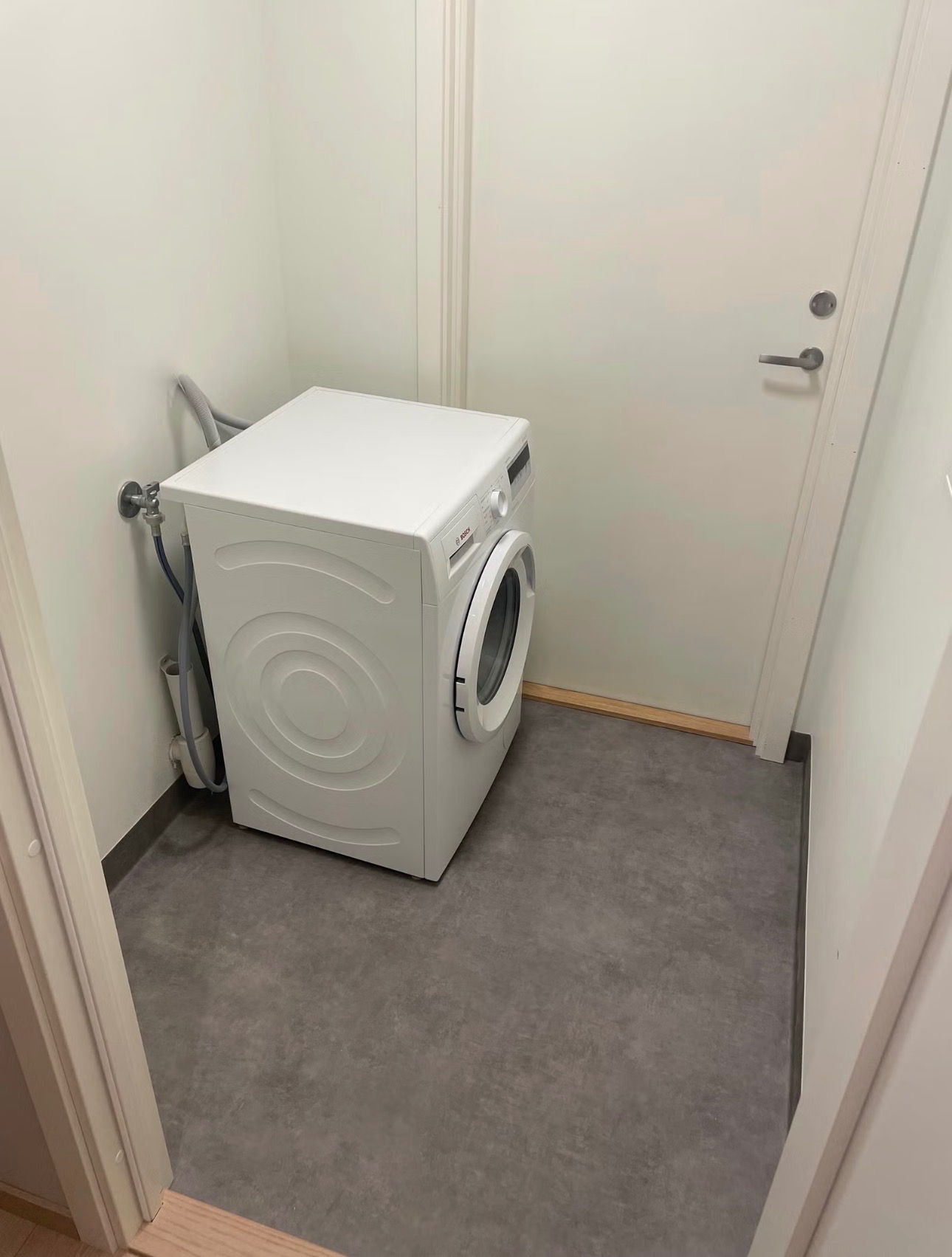 Vaskerom med vaskemaskin og tørketrommel ( trommel ikke med på bildet)